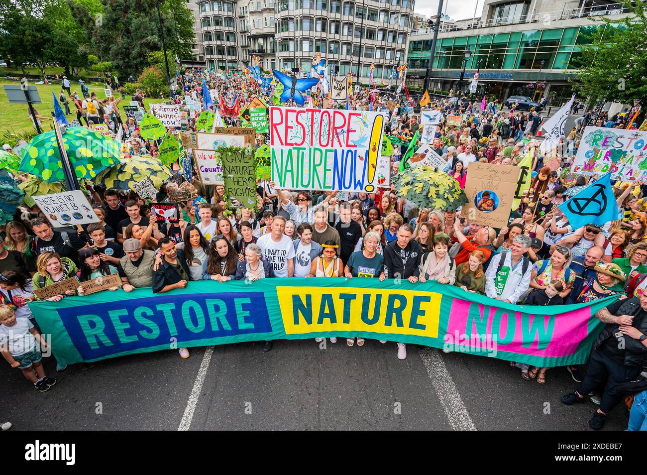 London, Großbritannien. Juni 2024. Der marsch beginnt mit Chris Packham und Emma Thompson, unter anderem mit Extinction Rebellion Restore Nature Now Demonstration. friedlicher und integrativer öffentlicher marsch und Kundgebung, die von XR und anderen Umweltgruppen organisiert werden und alle politischen Parteien einmütig auffordern, diese Generalwahl zum Wendepunkt der Natur zu machen. Guy Bell/Alamy Live News Stockfoto