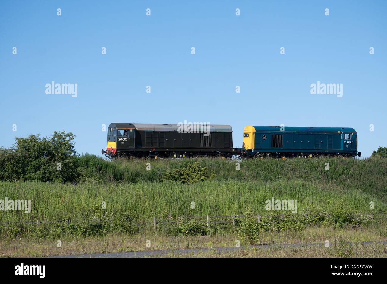 Diesellokomotiven der Baureihe 20 Nr. 20007 und 20205, absteigend Hatton Bank, Warwickshire, Vereinigtes Königreich Stockfoto