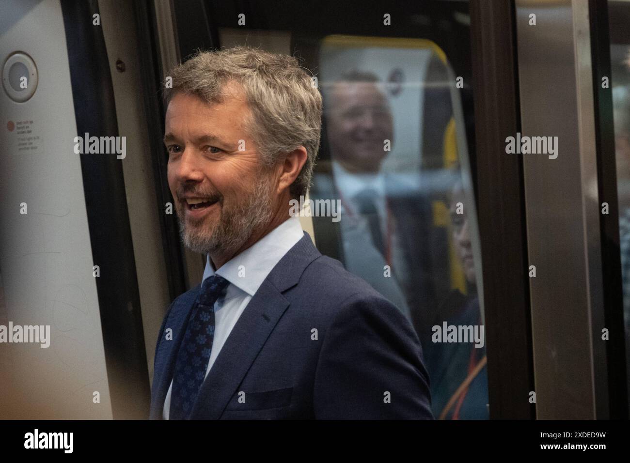 König Frederik X. auf Bahnsteig, als er am Samstag, den 22. Juni in den Zug einsteigt und nach Kopenhagen Süd fährt. Die U-Bahn-Linie M4 nach Sydhavn und Valby wird mit einer großen Straßenparty im Mozarts Plads und einer Eröffnungszeremonie mit königlicher Teilnahme eingeweiht. Die neue U-Bahn-Linie wird die M3 Cityringen und die M4 Nordhavn mit dem Verkehrsknotenpunkt Kopenhagen Süd verbinden, der künftig zu einem der größten in Denmark werden wird. Kopenhagen Kopenhagen Hauptbahnhof Dänemark Copyright: XKristianxTuxenxLadegaardxBergx 2E6A8484 Stockfoto