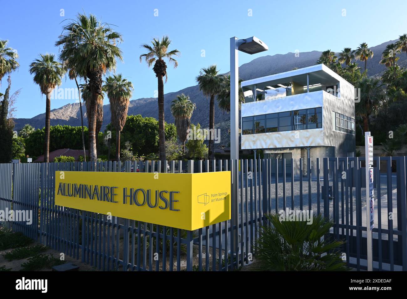 PALM SPRINGS, KALIFORNIEN - 21. JUN 2024: Das Aluminaire House ein dreistöckiges Haus, das aus gespendeten Materialien gebaut wurde und in zehn Tagen gebaut wurde, war das erste All-m-Haus Stockfoto