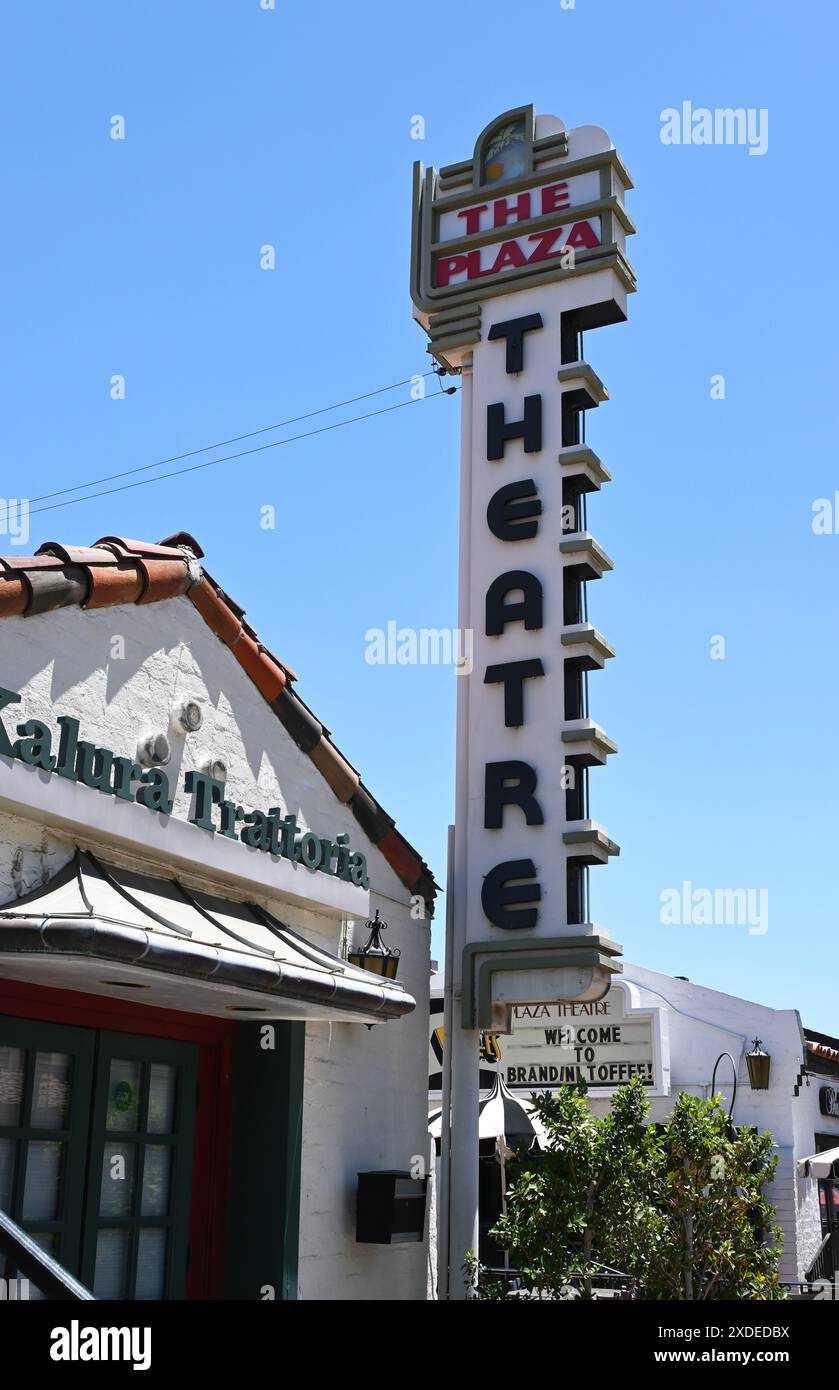 PALM SPRINGS, KALIFORNIEN - 21. JUN 2024: Das historische Plaza Theatre am Palm Canyon Drive ist der Anker von La Plaza, einer Sammlung von Geschäften an der Straße. Stockfoto