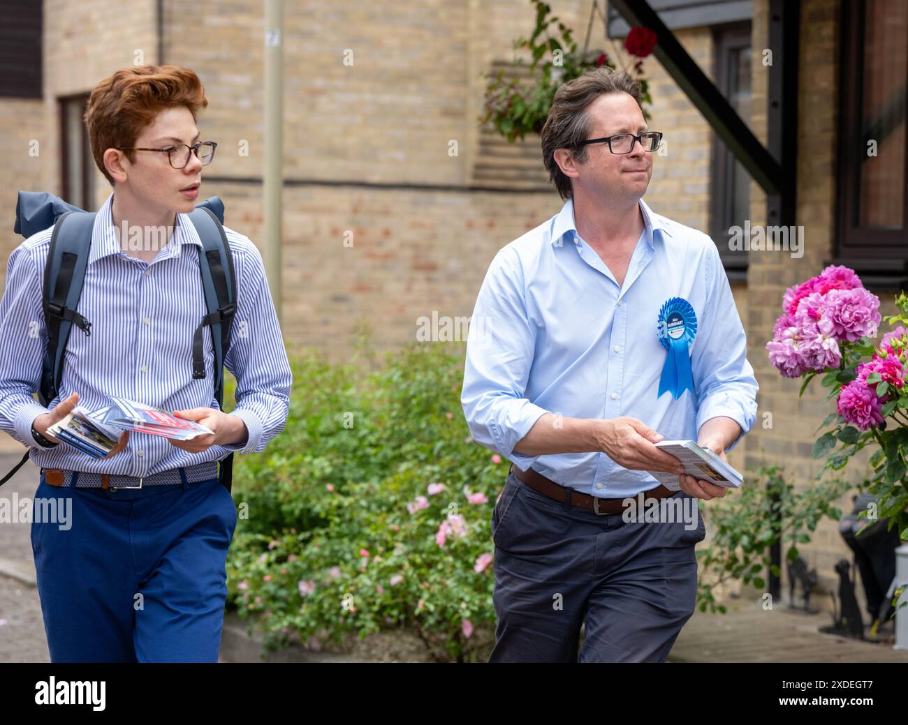 Brentwood Essex 22. Juni 2024 Alex Burghart (Brille, blaues Hemd), Kandidat des konservativen Parlaments für Brentwood und Ongar, der in Brentwood für die Parlamentswahlen kandidiert. Quelle: Ian Davidson/Alamy Live News Stockfoto