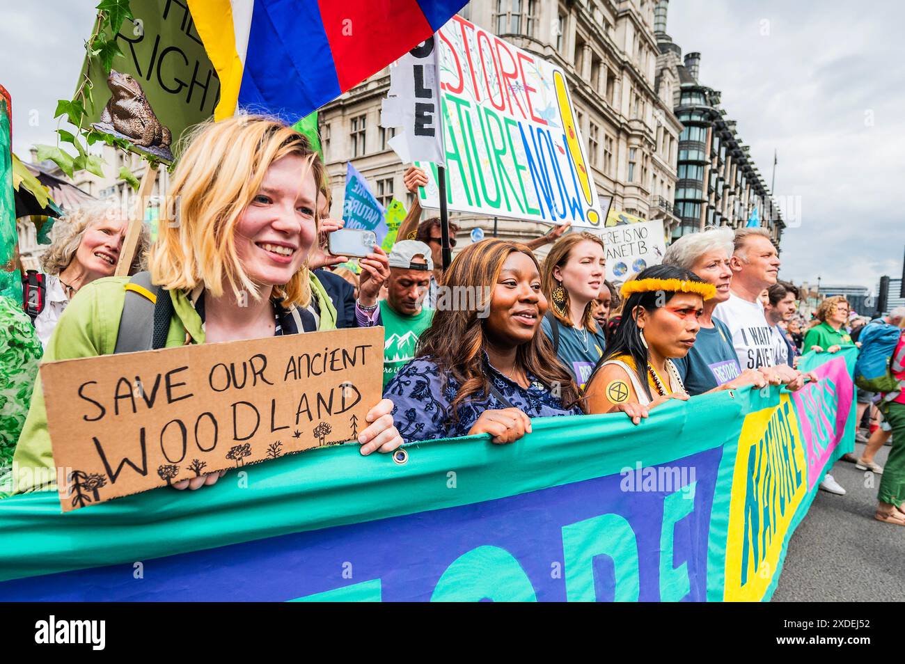 London, Großbritannien. Juni 2024. Der marsch kommt auf dem Parlamentsplatz an, angeführt von Chris Packham und Emma Thompson, unter anderem von vielen anderen - Extinction Rebellion Restore Nature Now Demonstration - eine legale, friedlicher und integrativer öffentlicher marsch und Kundgebung, die von XR und anderen Umweltgruppen organisiert werden und alle politischen Parteien einmütig auffordern, diese Generalwahl zum Wendepunkt der Natur zu machen. Guy Bell/Alamy Live News Stockfoto