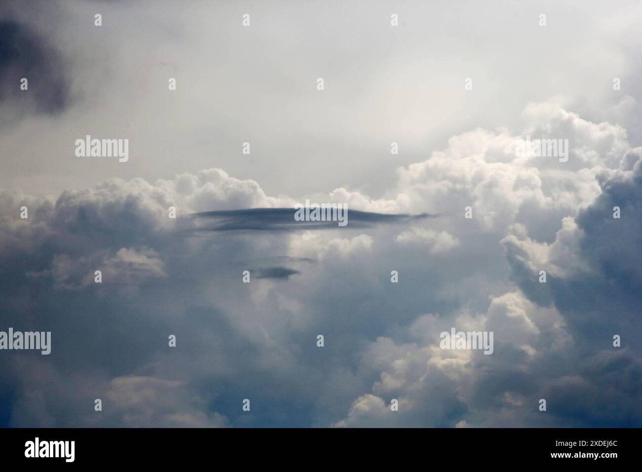 19.05.2024, Hoppegarten, Brandenburg, GER - Dunkle Wolken am Himmel. Aussen, Aussenaufnahme, bedrohlich, Bedrohung, beklemmend, bewoelkt, Brandenburg, deutsch, Deutschland, dramatisch, Duester, Duesternis, dunkel, Dunkelheit, Europa, europaeisch, Himmel, Hoppegarten, Meteorologie, Natur, Naturereignis, niemand, QF, Querformat, Regenwetter, Regenwolken, Schlechtwetter, Stimmung, Westeuropa, Wetter, Wetterkunde, Wetterstimmung, Wolken, Wolkenhimmel, Wolkenstimmung 240519D855HOPPEGARTEN.JPG *** 19 05 2024, Hoppegarten, Brandenburg, GER Dunkle Wolken am Himmel draußen, Außenaufnahme, bedrohlich, ich Stockfoto