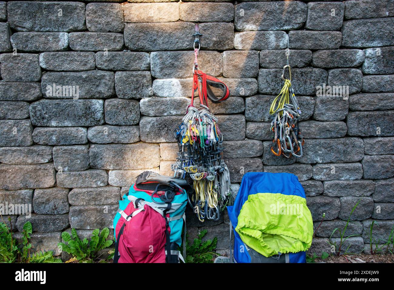 Organisieren der Kletterausrüstung, bevor sie in Rucksäcke verpackt wird. Table Mountain, North Carolina. Stockfoto