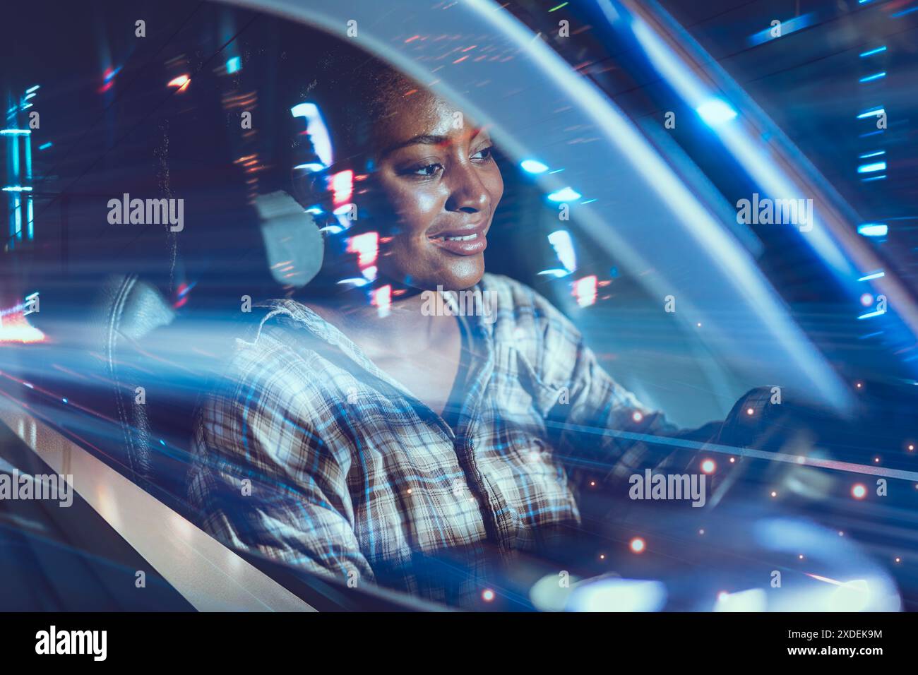 Glückliche Frauen, die ein Auto fahren Doppelbelichtung futuristischer Lichteffekt. Genießen Sie Reisen Vorwärtsfahren Fast Speed Night City. Stockfoto