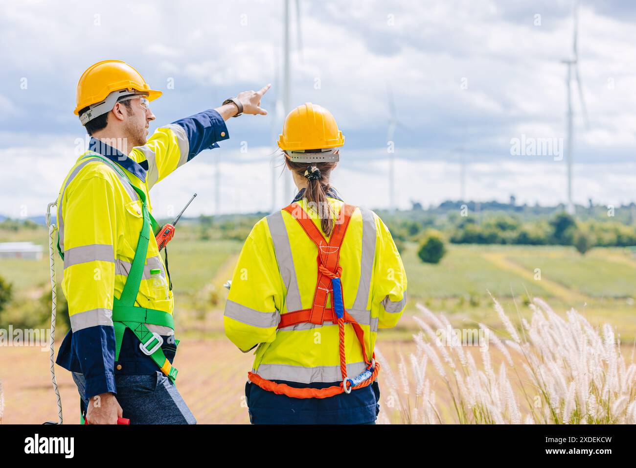 Inspektion der Arbeitsgruppe des Ingenieurteams bei Windkraftanlagen, Wartung von sauberen Stromerzeugern, Windmühle im Freien. Stockfoto