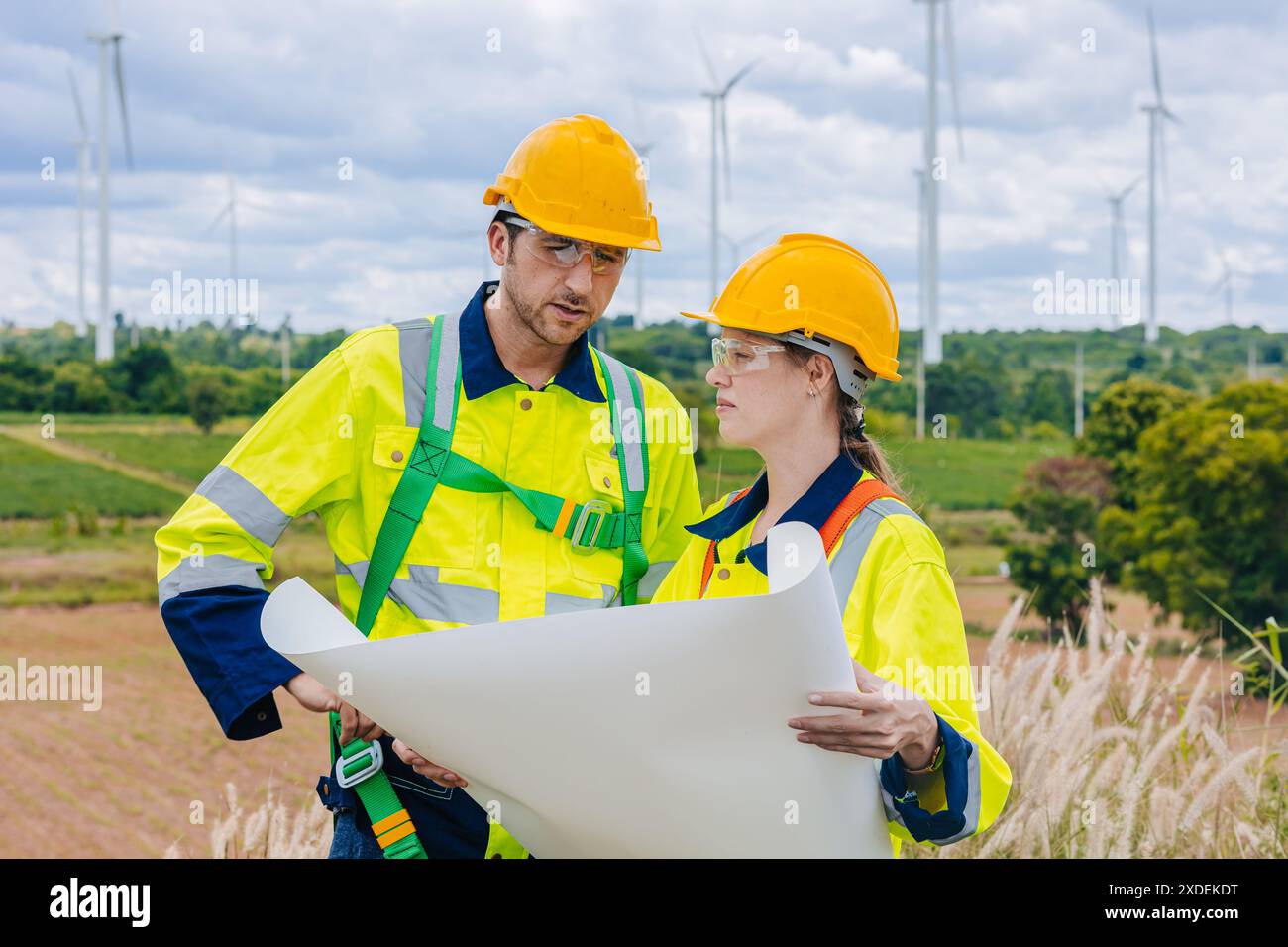 Inspektion der Arbeitsgruppe des Ingenieurteams bei Windkraftanlagen, Wartung von sauberen Stromerzeugern, Windmühle im Freien. Stockfoto