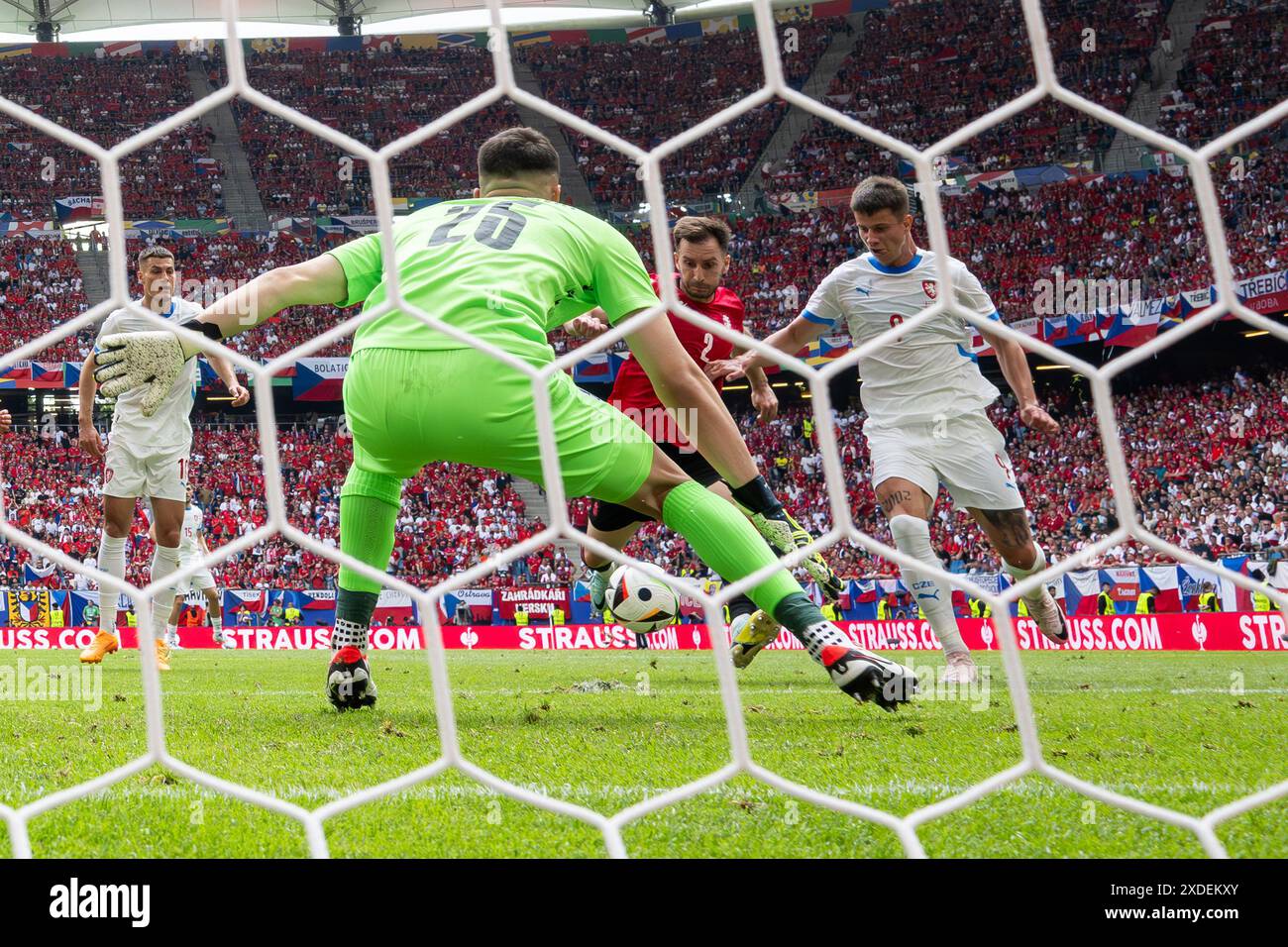 Hamburg. Juni 2024. OTAR Kakabadze (2. R) aus Georgien streitet mit Adam Hlozek (1. R) aus Tschechien während des Gruppenspiels der UEFA Euro 2024 zwischen Georgien und der Tschechischen Republik am 22. Juni 2024 in Hamburg. Quelle: Xiao Yijiu/Xinhua/Alamy Live News Stockfoto