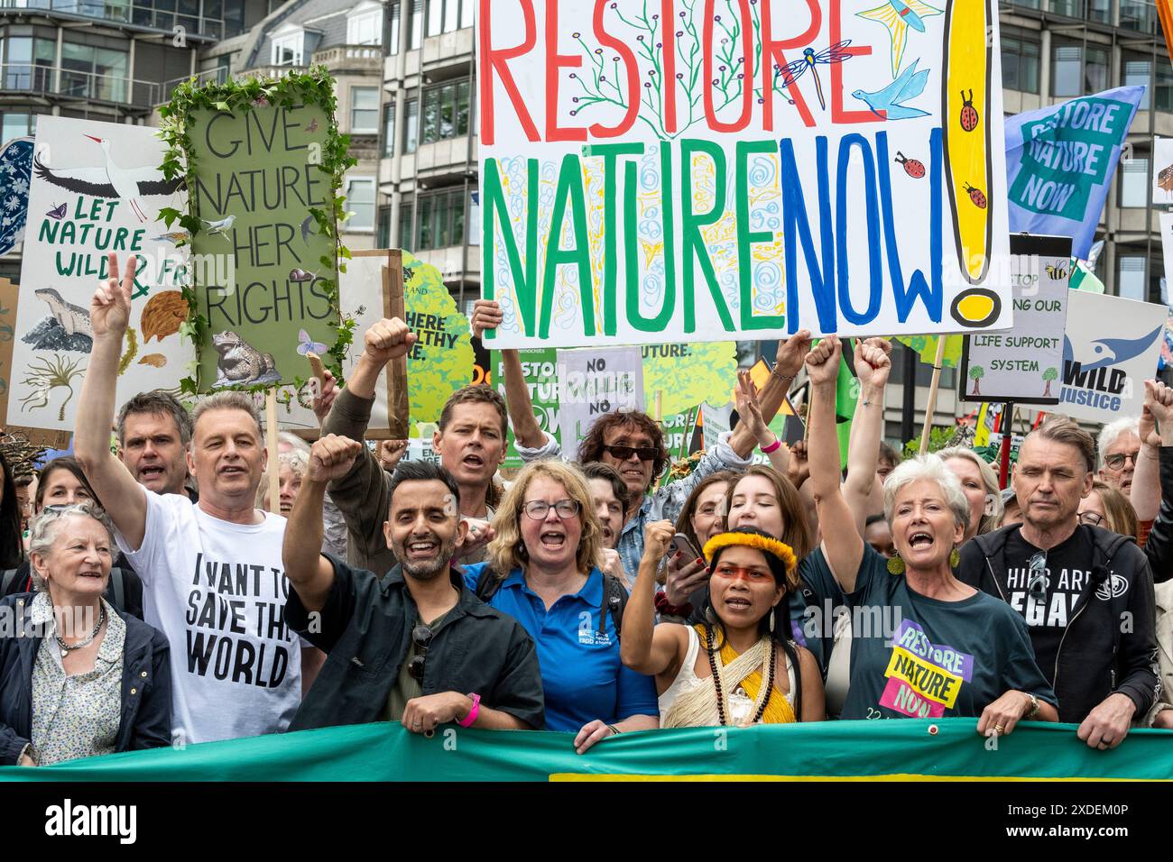 London, Großbritannien. 22. Juni 2024. (L) Chris Packham, Naturforscher, Emma Thompson, Schauspieler, und Dale Vince, Grünenergiebetrieb, begleiten Sie Aktivisten bei einem naturmarsch von der Park Lane zu einer Kundgebung auf dem Parliament Square. Die Veranstaltung wird von führenden Naturschutzorganisationen wie dem RSPB für Umwelt- und Klimaschutzgruppen unterstützt, die alle die britische Regierung auffordern, weitere Maßnahmen zum Schutz der Umwelt und zum Schutz der von ihr abhängigen Wildtiere zu ergreifen. Quelle: Stephen Chung / Alamy Live News Stockfoto