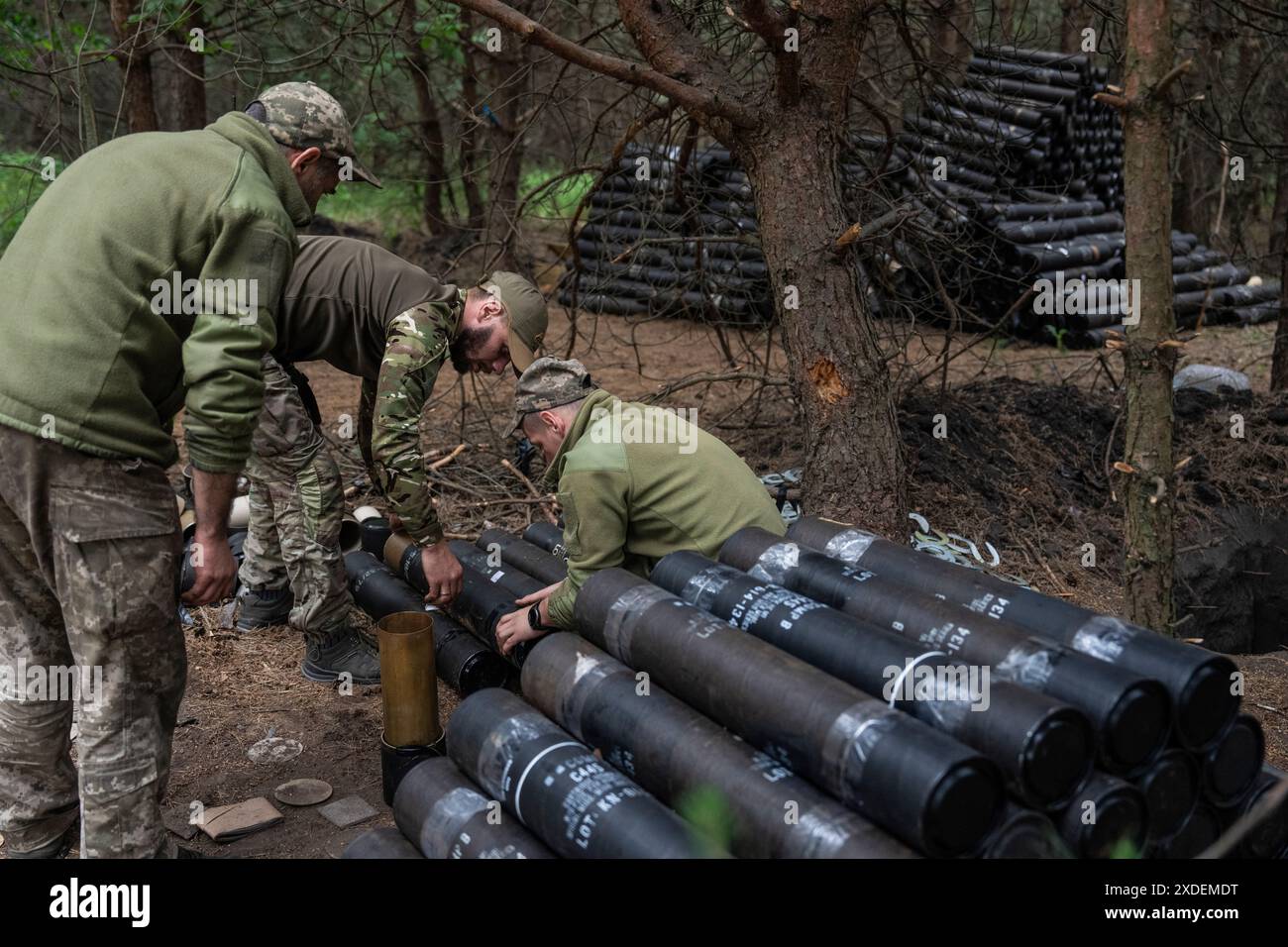 Soldaten der 57. Brigade bereiten Munition für eine Artillerieeinheit auf ukrainischer Position in der Nähe von Wowchansk, Oblast Charkiw vor. Die Kämpfe in der Oblast Charkiw haben zugenommen, seit Russland im Mai seine letzte Offensive in der Region gestartet hat. (Foto: Laurel Chor / SOPA Images/SIPA USA) Stockfoto