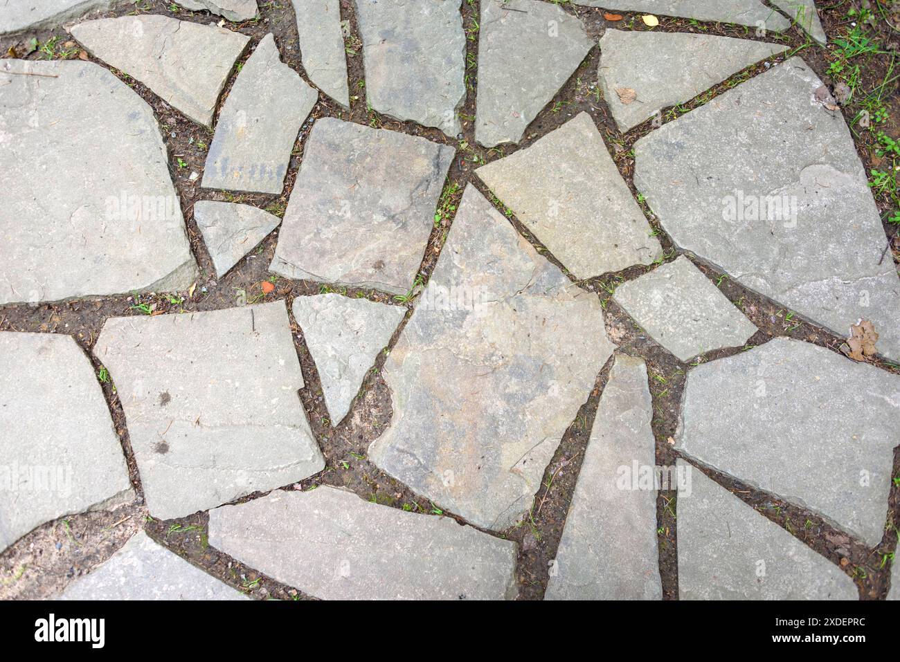 Hintergrund der Steinplatten des Weges. Ein Spaziergang durch den Park. Stockfoto