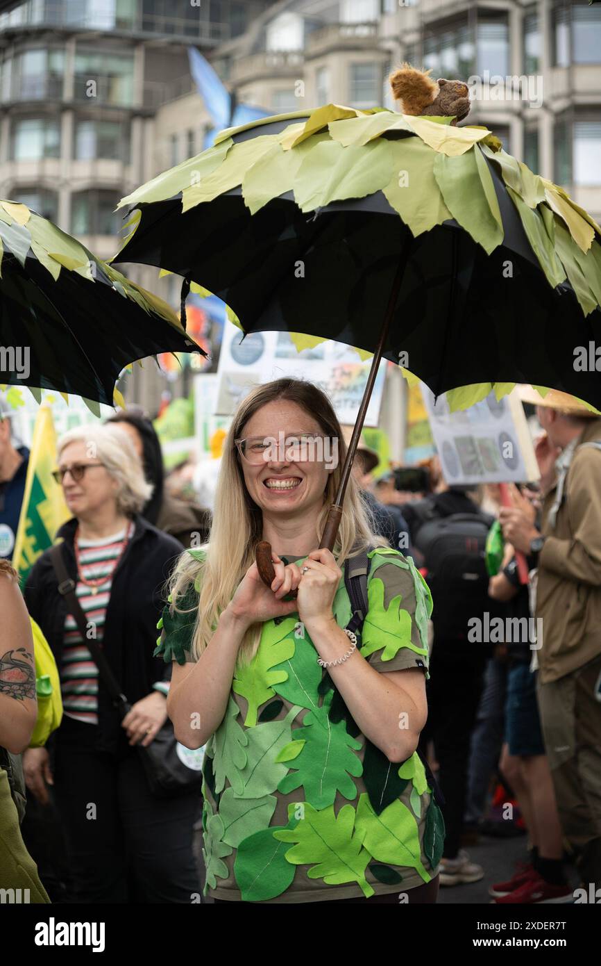 Natur jetzt wiederherstellen märz. Der märz ruft zu dringenden politischen Maßnahmen in Bezug auf Natur- und Klimakrisen auf. Der marsch wird von einer vielfältigen Gruppe von Dutzenden von Tier- und Umweltorganisationen unterstützt, darunter der RSPB, die Wildlife Trusts, die Climate Coalition, der WWF-UK, der National Trust, WWT, Woodland Trust, Wildlife and Country Link, Rewilding Britain, Extinction Rebellion und Chris Packham. Stockfoto