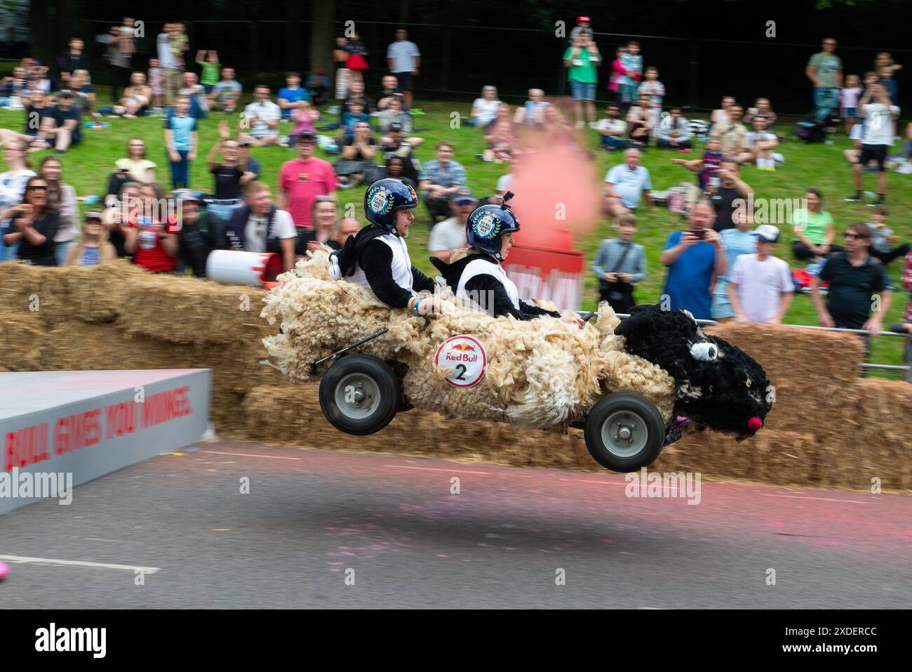 Alexandra Palace, London, Großbritannien. Juni 2024. Seltsame und verrückte Seifenboxen liefen den Hügel hinunter durch den Alexandra Park unterhalb von „Ally Pally“ und über Sprünge, die die Designs und Fahrfähigkeiten der Teams testeten. Eine große Anzahl von handgefertigten Wagen, die rein von der Schwerkraft angetrieben wurden, versuchte, die schnellste Zeit einzustellen. Viele kamen vor der Ziellinie, die kurz nach einer Sprungrampe war, die die schnellsten Wagen hoch in die Luft schleuderte. Team Bridgnorth Junge Bauern Wagen Stockfoto