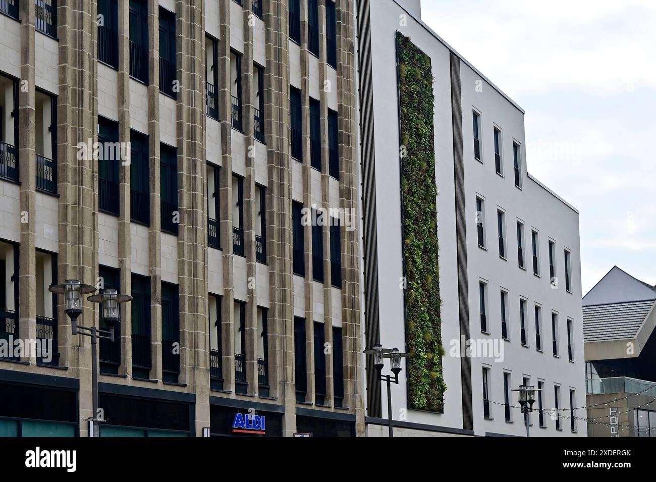 07.03.2024, Deutschland, Nordrhein-Westfalen, Ruhrgebiet, Recklinghausen. MarktQuartier. Mehrstoeckige Warenhaeuser waren einst begehrte Einkaufsstaetten, sind heute aber ein Auslaufmodell. Das ehemalige Karstadt-Warenhaus in Recklinghausen muss 2016 seinen Betrieb einstellen. Die AIP-Unternehmensgruppe entwickelt in Kooperation mit der Stadt Recklinghausen ein Mixed-Use-Konzept für das Gebaeude mit ca. 30,300 Quadratmetern Gesamtflaeche. Es wurde zugunsten der Umweltbilanz und Klimaneutralitaet aufwendig saniert. Im Erdgeschoss des MarktQuartiers entstand ein Mix aus Nahversorgung, Gast Stockfoto