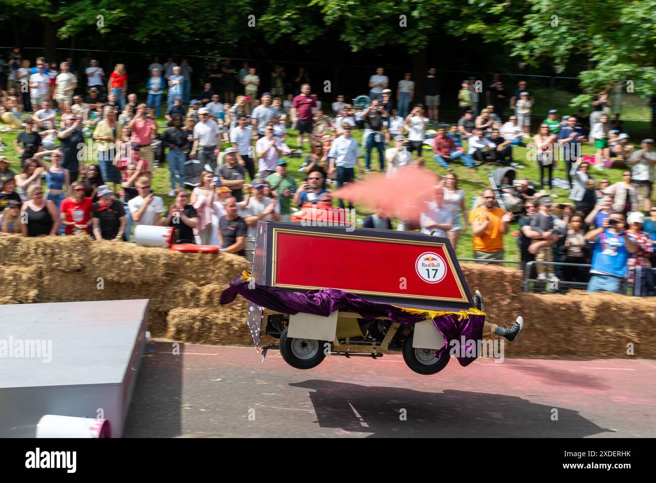 Alexandra Palace, London, Großbritannien. Juni 2024. Seltsame und verrückte Seifenboxen liefen den Hügel hinunter durch den Alexandra Park unterhalb von „Ally Pally“ und über Sprünge, die die Designs und Fahrfähigkeiten der Teams testeten. Eine große Anzahl von handgefertigten Wagen, die rein von der Schwerkraft angetrieben wurden, versuchte, die schnellste Zeit einzustellen. Viele kamen vor der Ziellinie, die kurz nach einer Sprungrampe war, die die schnellsten Wagen hoch in die Luft schleuderte. Team der Eifer Houdinis, die das Rennen gewonnen haben Stockfoto