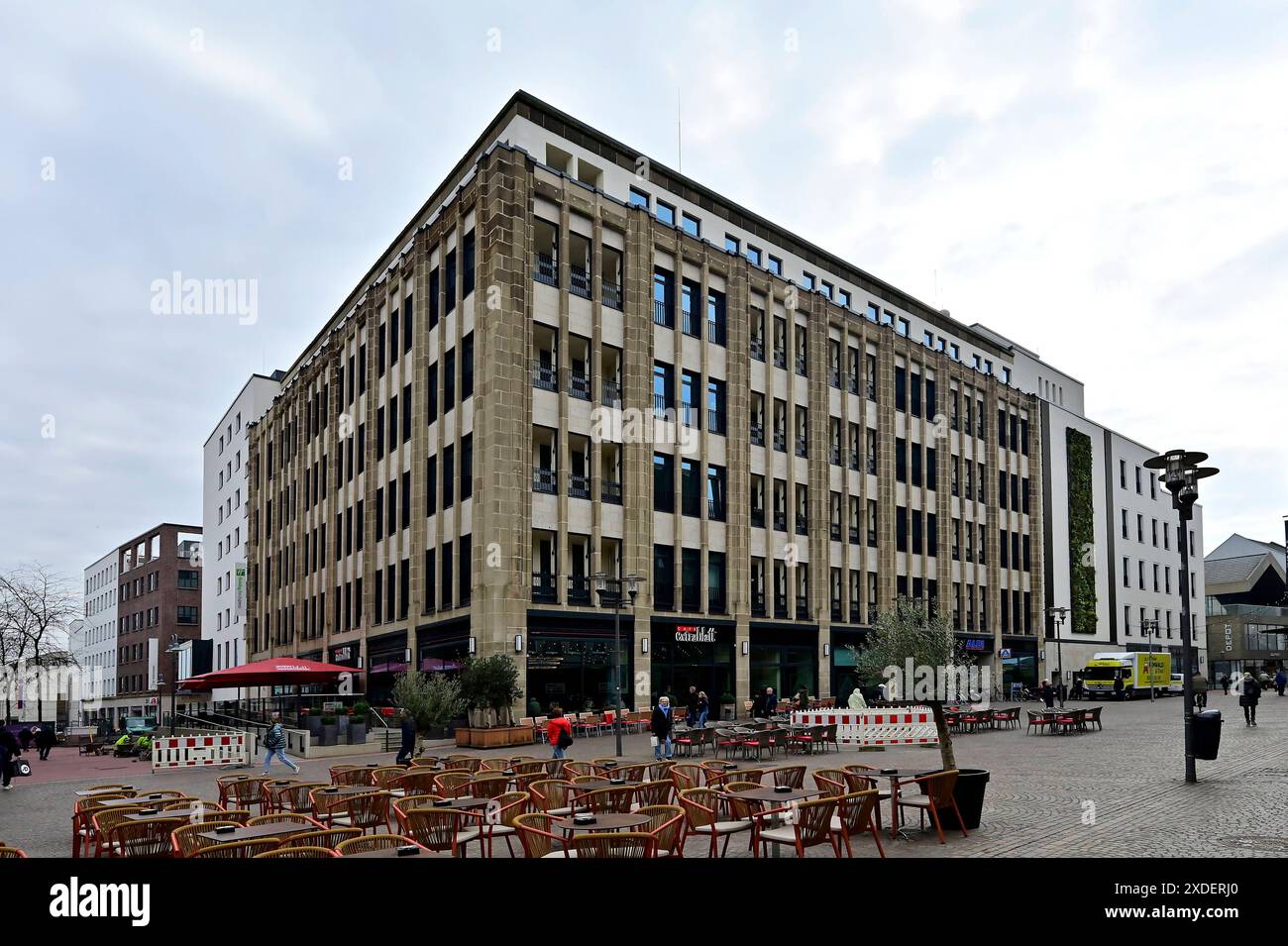 07.03.2024, Deutschland, Nordrhein-Westfalen, Ruhrgebiet, Recklinghausen. MarktQuartier. Mehrstoeckige Warenhaeuser waren einst begehrte Einkaufsstaetten, sind heute aber ein Auslaufmodell. Das ehemalige Karstadt-Warenhaus in Recklinghausen muss 2016 seinen Betrieb einstellen. Die AIP-Unternehmensgruppe entwickelt in Kooperation mit der Stadt Recklinghausen ein Mixed-Use-Konzept für das Gebaeude mit ca. 30,300 Quadratmetern Gesamtflaeche. Es wurde zugunsten der Umweltbilanz und Klimaneutralitaet aufwendig saniert. Im Erdgeschoss des MarktQuartiers entstand ein Mix aus Nahversorgung, Gast Stockfoto