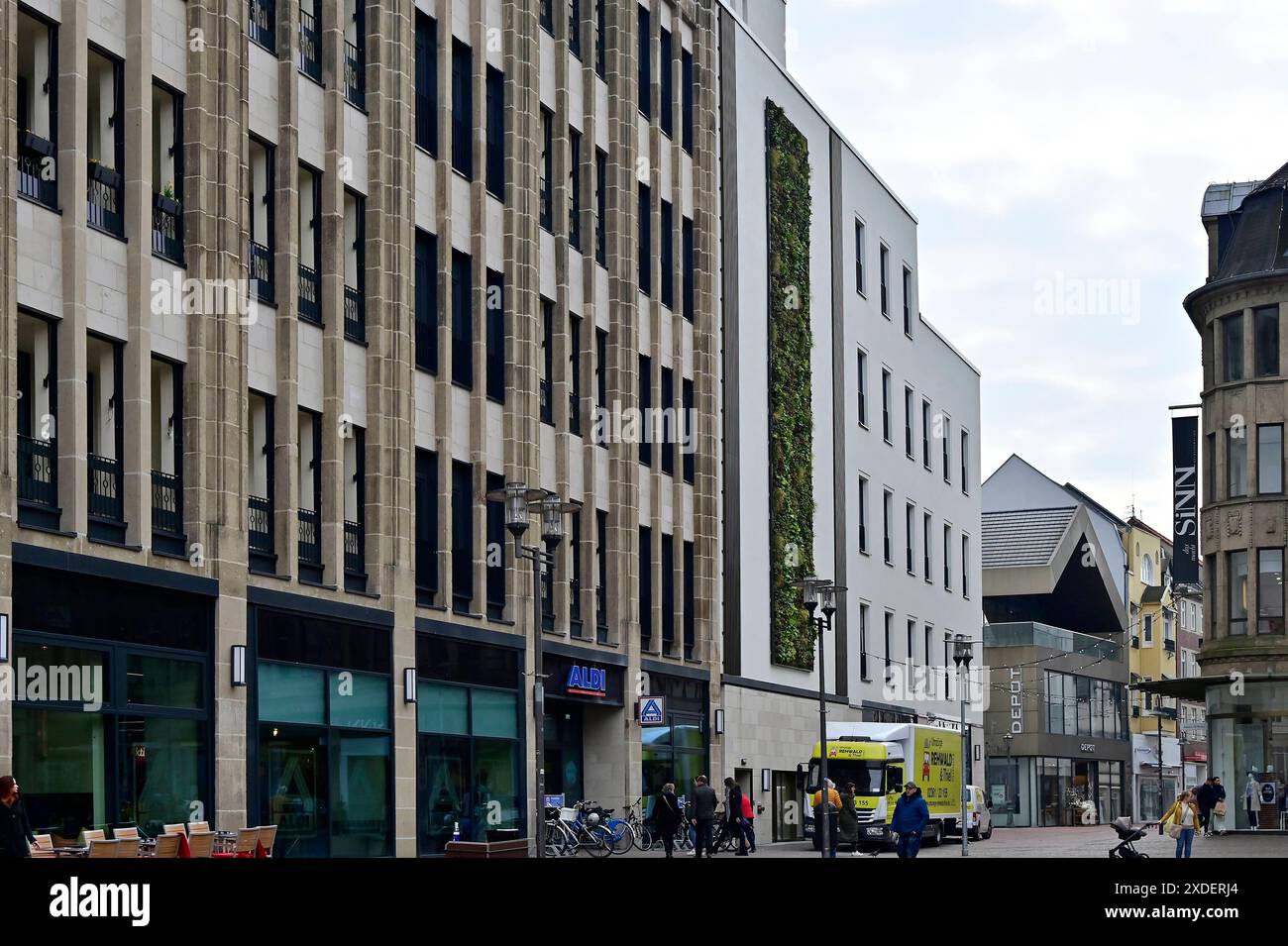 07.03.2024, Deutschland, Nordrhein-Westfalen, Ruhrgebiet, Recklinghausen. MarktQuartier. Mehrstoeckige Warenhaeuser waren einst begehrte Einkaufsstaetten, sind heute aber ein Auslaufmodell. Das ehemalige Karstadt-Warenhaus in Recklinghausen muss 2016 seinen Betrieb einstellen. Die AIP-Unternehmensgruppe entwickelt in Kooperation mit der Stadt Recklinghausen ein Mixed-Use-Konzept für das Gebaeude mit ca. 30,300 Quadratmetern Gesamtflaeche. Es wurde zugunsten der Umweltbilanz und Klimaneutralitaet aufwendig saniert. Im Erdgeschoss des MarktQuartiers entstand ein Mix aus Nahversorgung, Gast Stockfoto