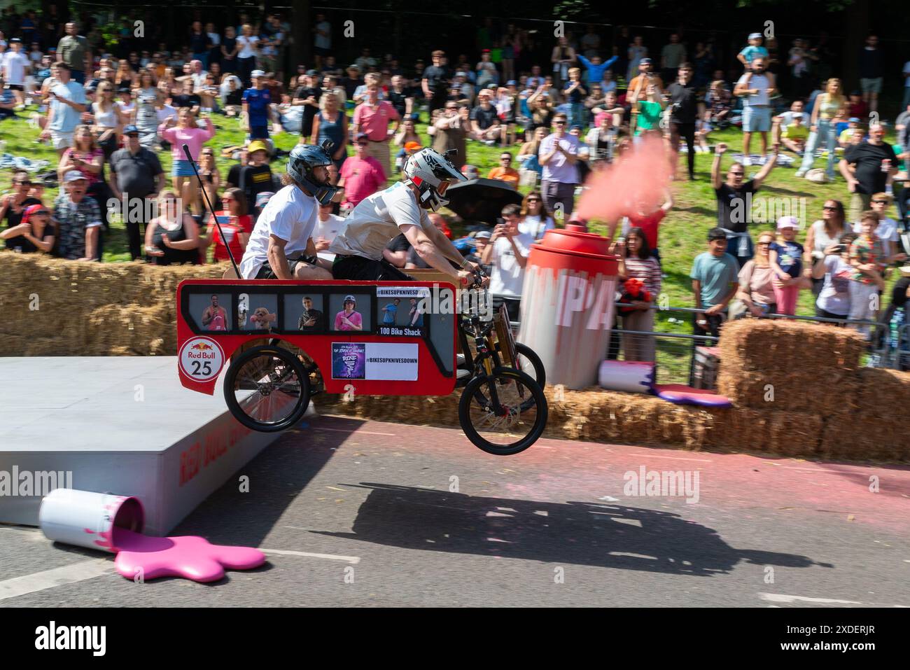 Alexandra Palace, London, Großbritannien. Juni 2024. Seltsame und verrückte Seifenboxen liefen den Hügel hinunter durch den Alexandra Park unterhalb von „Ally Pally“ und über Sprünge, die die Designs und Fahrfähigkeiten der Teams testeten. Eine große Anzahl von handgefertigten Wagen, die rein von der Schwerkraft angetrieben wurden, versuchte, die schnellste Zeit einzustellen. Viele kamen vor der Ziellinie, die kurz nach einer Sprungrampe war, die die schnellsten Wagen hoch in die Luft schleuderte. Teamfreunde von Ende Stockfoto