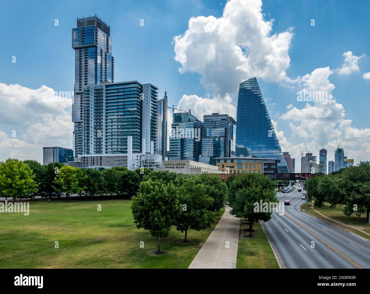 Moderne Apartmentgebäude und Büros am Colorado River in der Skyline von Austin Texas Stockfoto