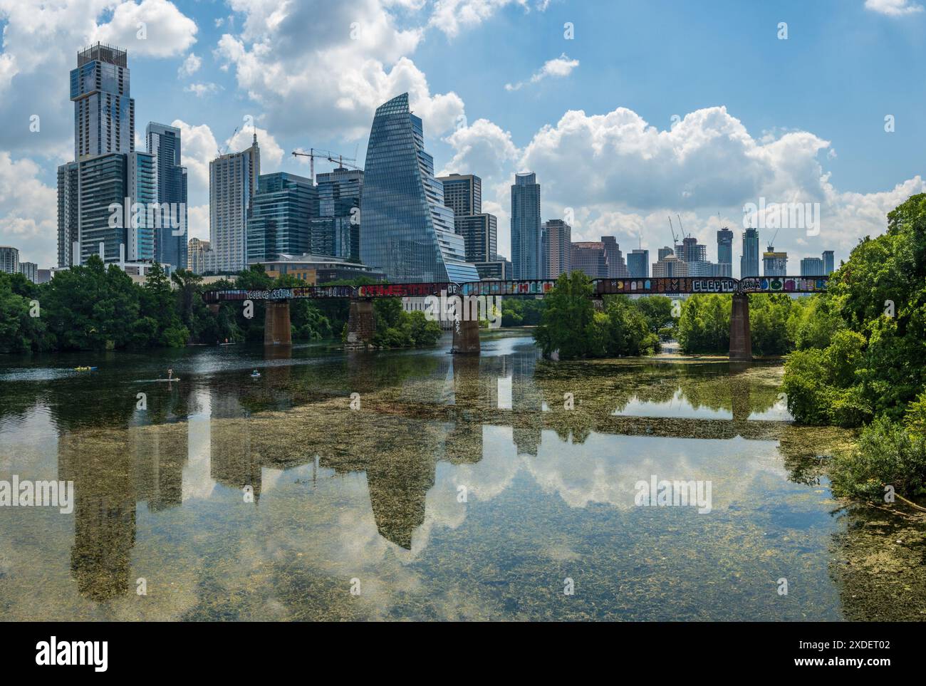 Austin, Texas - 15. Juni 2023: Moderne Wohngebäude und Büros am Colorado River in der Skyline von Austin Texas Stockfoto