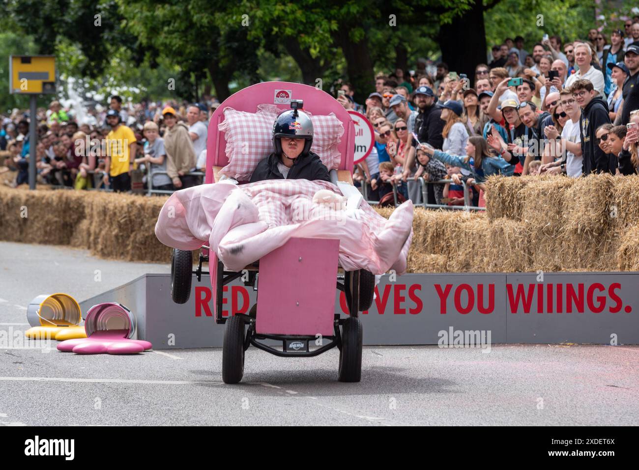 Alexandra Palace, London, Großbritannien. Juni 2024. Seltsame und verrückte Seifenboxen liefen den Hügel hinunter durch den Alexandra Park unterhalb von „Ally Pally“ und über Sprünge, die die Designs und Fahrfähigkeiten der Teams testeten. Eine große Anzahl von handgefertigten Wagen, die rein von der Schwerkraft angetrieben wurden, versuchte, die schnellste Zeit einzustellen. Viele kamen vor der Ziellinie, die kurz nach einer Sprungrampe war, die die schnellsten Wagen hoch in die Luft schleuderte. Team-Uni-Studenten Schlafen Nie Stockfoto