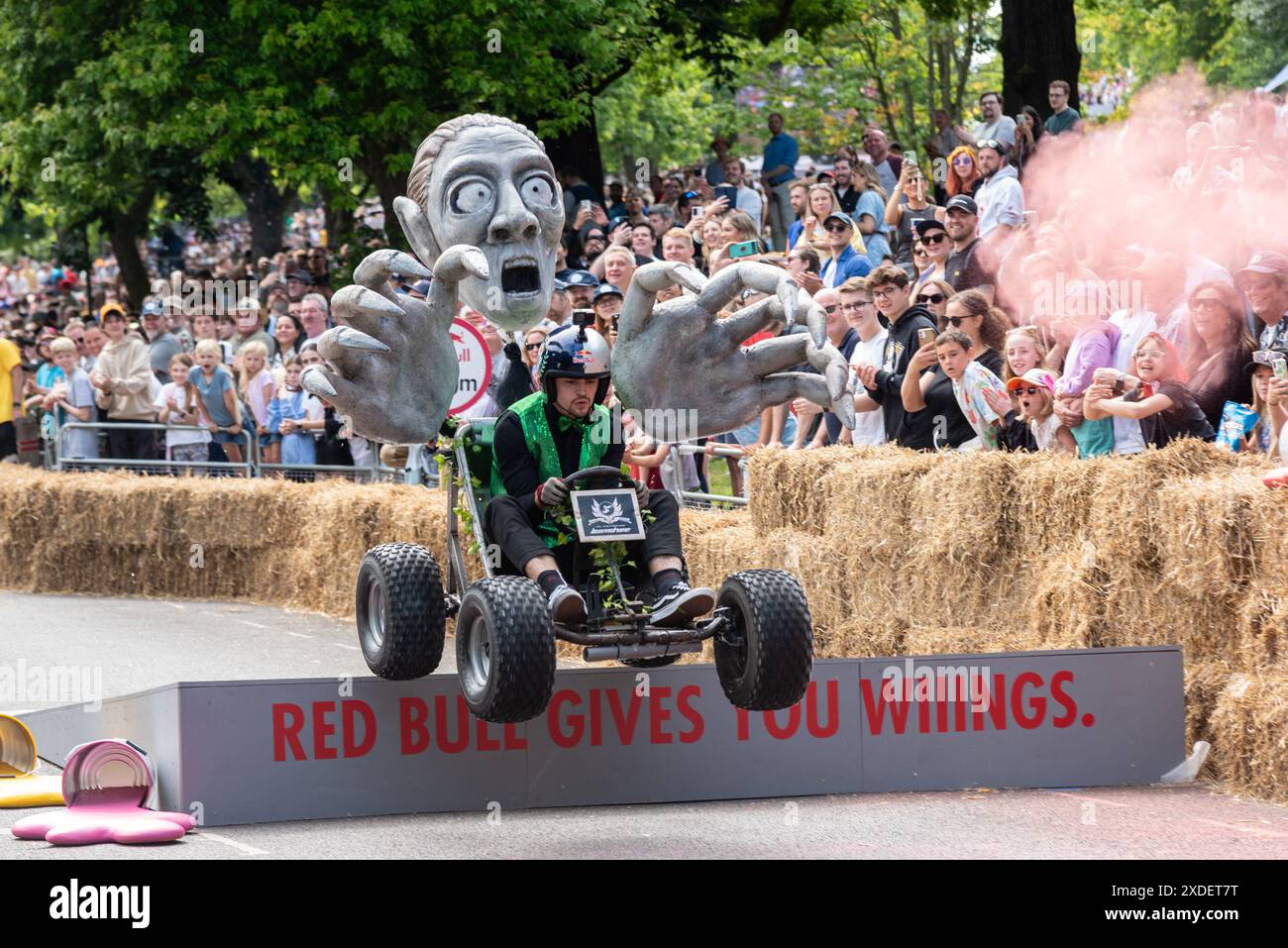Alexandra Palace, London, Großbritannien. Juni 2024. Seltsame und verrückte Seifenboxen liefen den Hügel hinunter durch den Alexandra Park unterhalb von „Ally Pally“ und über Sprünge, die die Designs und Fahrfähigkeiten der Teams testeten. Eine große Anzahl von handgefertigten Wagen, die rein von der Schwerkraft angetrieben wurden, versuchte, die schnellste Zeit einzustellen. Viele kamen vor der Ziellinie, die kurz nach einer Sprungrampe war, die die schnellsten Wagen hoch in die Luft schleuderte. Team Banshee Bandits Stockfoto