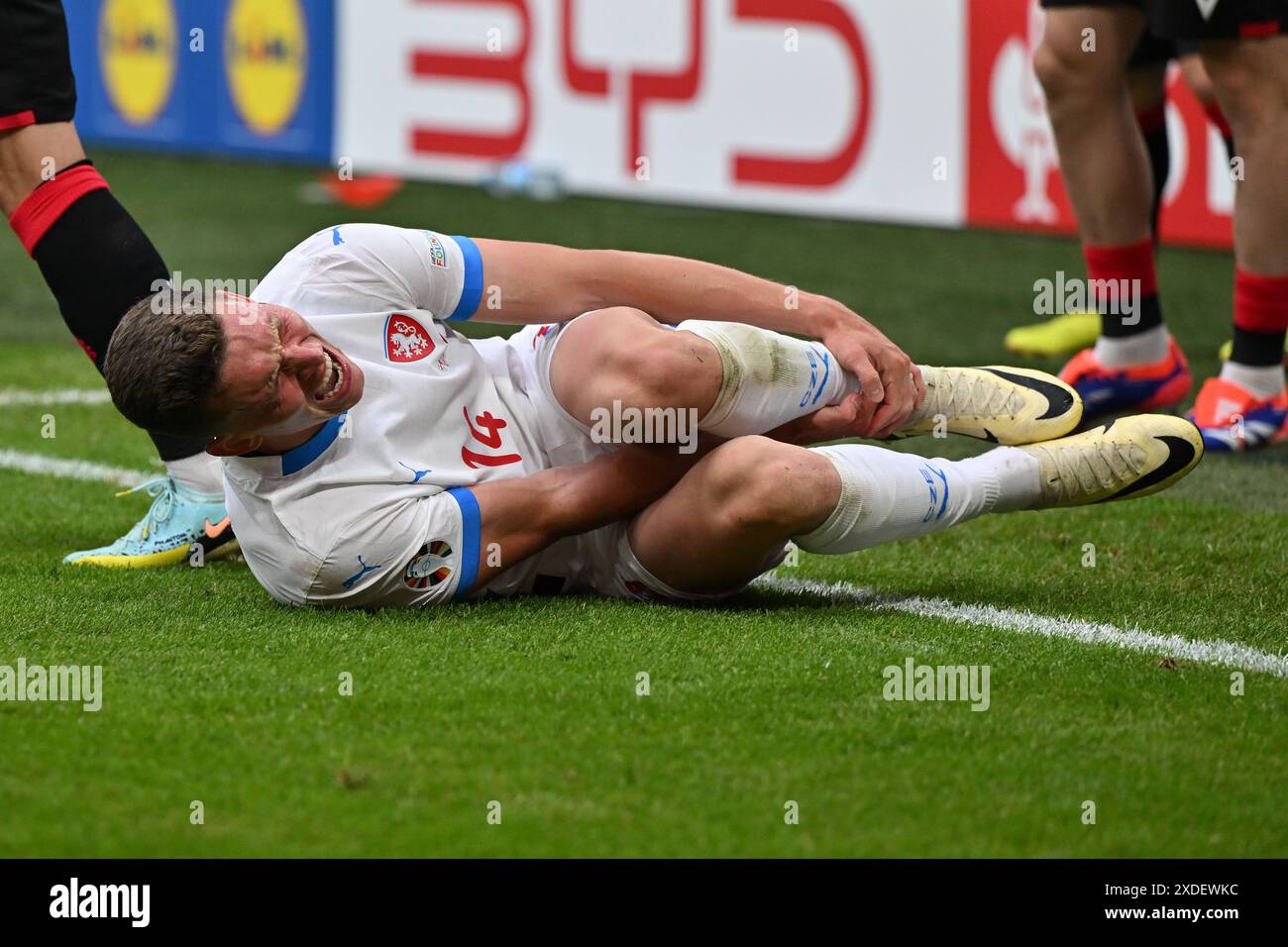 Hamburg. Juni 2024. Lukas Provod aus Tschechien wird beim Gruppenspiel der UEFA Euro 2024 zwischen Georgien und Tschechien am 22. Juni 2024 in Hamburg verletzt. Quelle: Ren Pengfei/Xinhua/Alamy Live News Stockfoto