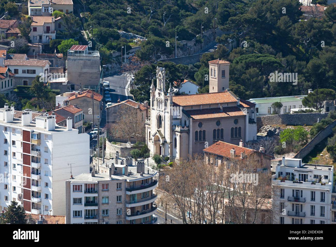 Aus der Vogelperspektive der Kirche des Weißen Roucas St. Antonius von Padua (französisch: Eglise du Roucas Blanc Saint-Antoine de Padoue) in Marseille. Stockfoto