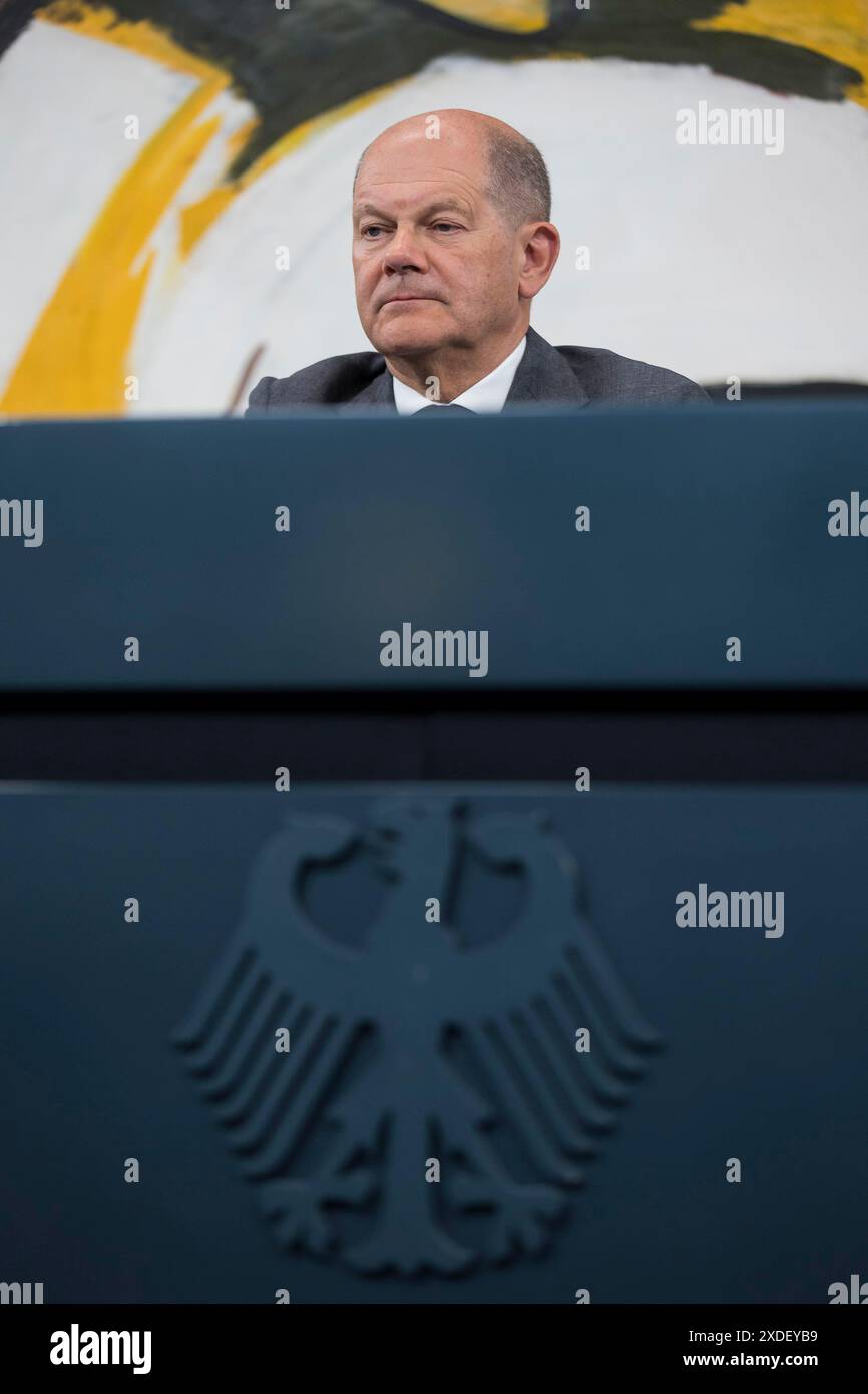 OLAF Scholz (Bundeskanzler der Bundesrepublik Deutschland, SPD) und der Bundesadler bei einer Pressekonferenz nach dem Stockfoto