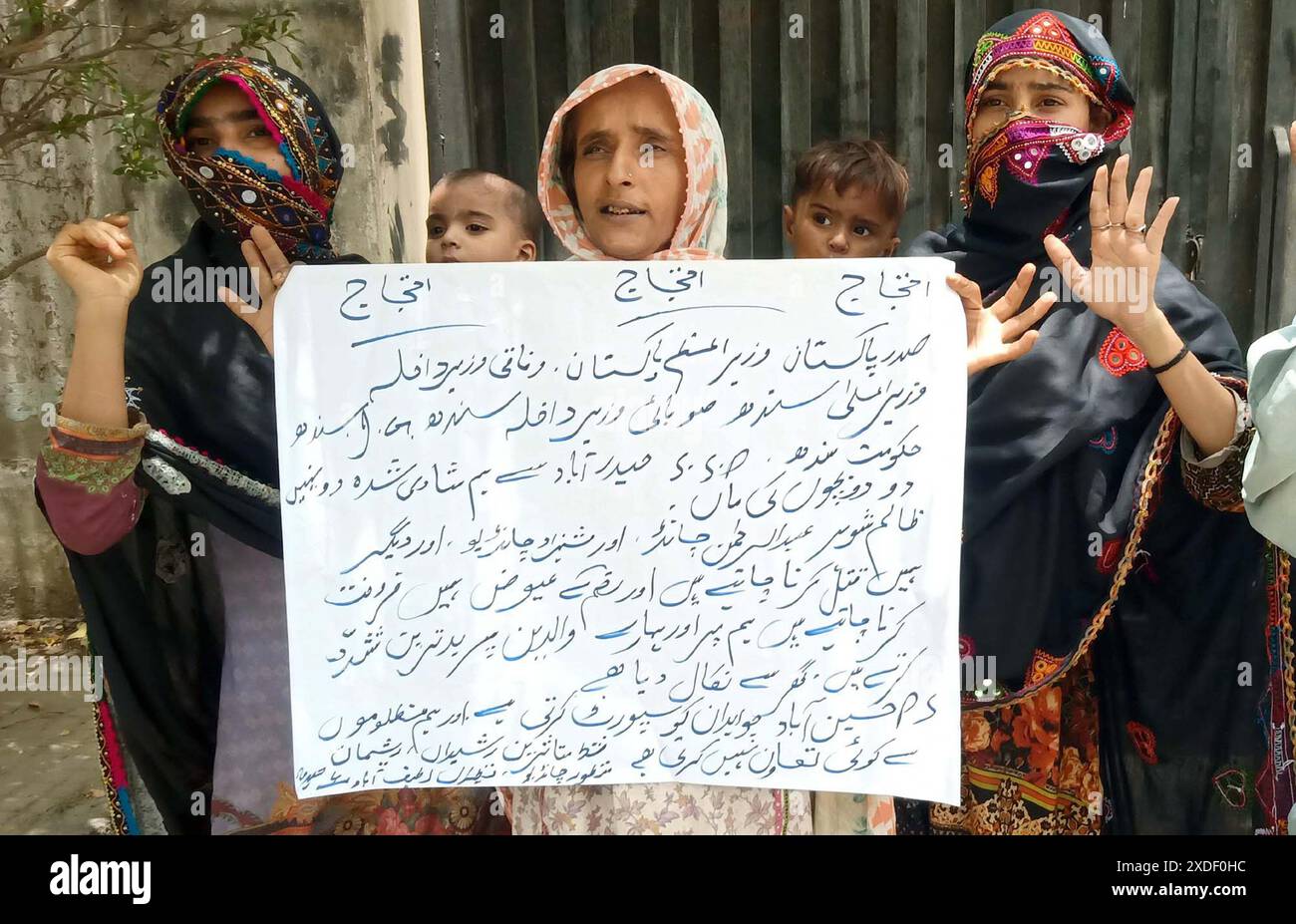 Die Bewohner von Latifabad halten am Samstag, den 22. Juni 2024, im Pressesaal von Hyderabad eine Protestdemonstration gegen die hohe Handedness einflussreicher Menschen ab. Stockfoto