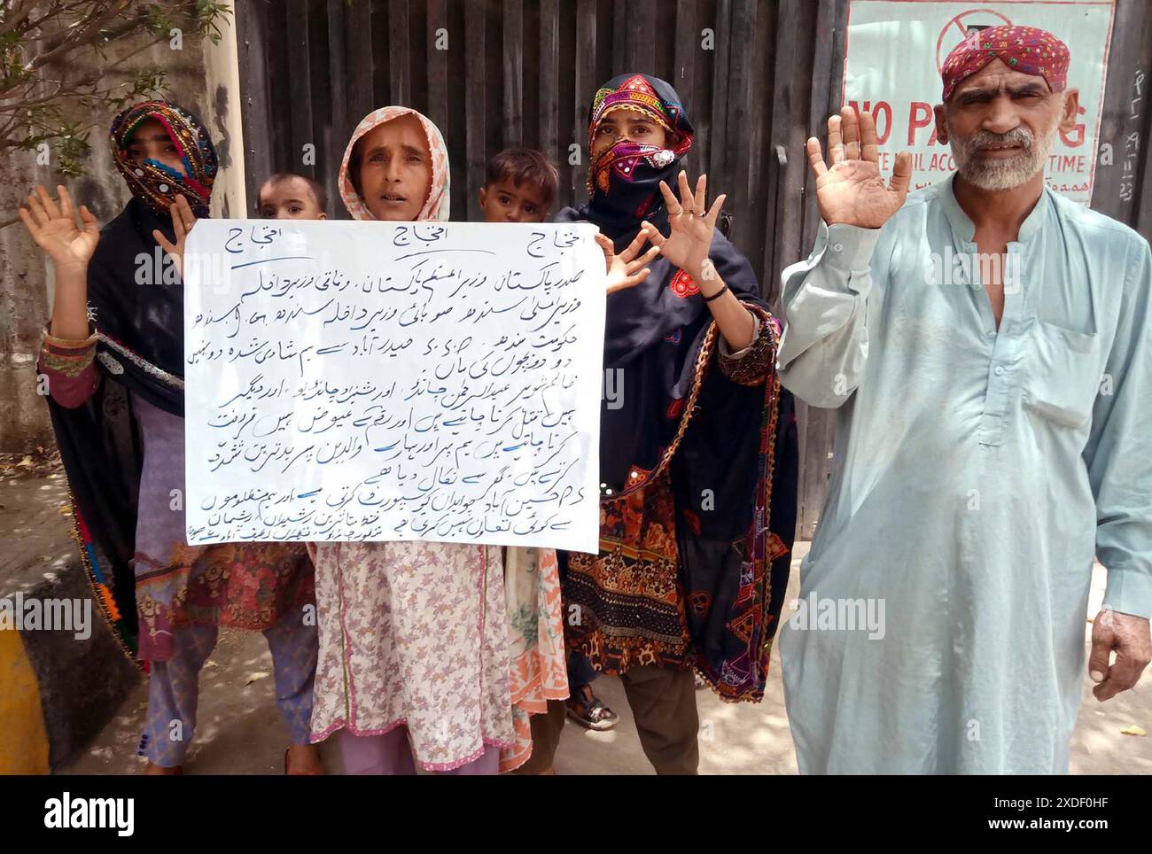 Die Bewohner von Latifabad halten am Samstag, den 22. Juni 2024, im Pressesaal von Hyderabad eine Protestdemonstration gegen die hohe Handedness einflussreicher Menschen ab. Stockfoto