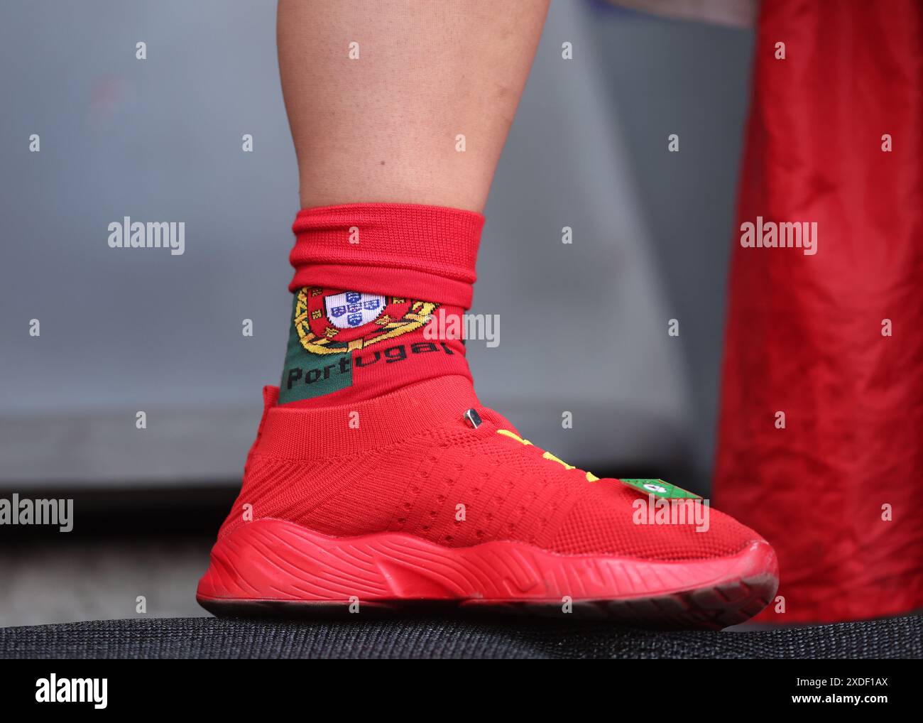 Dortmund, Deutschland. Juni 2024. Ein portugiesischer Fan, der während des Spiels der UEFA-Europameisterschaft im BVB-Stadion in Dortmund von Kopf bis Fuß in Merchandise gekleidet war. Der Bildnachweis sollte lauten: David Klein/Sportimage Credit: Sportimage Ltd/Alamy Live News Stockfoto