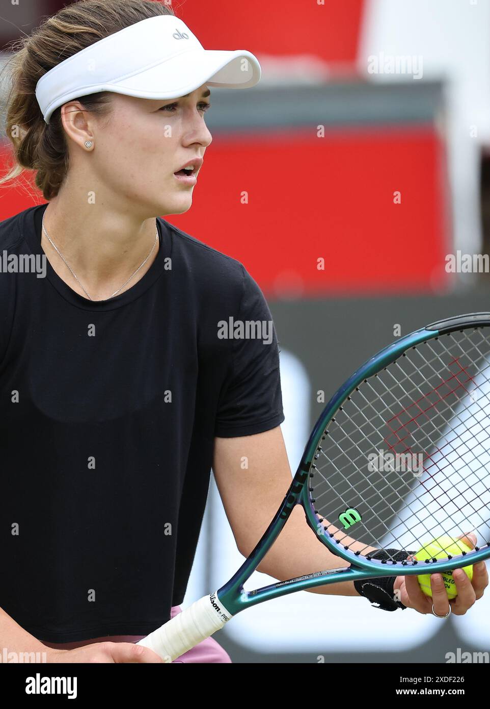 Berlin, Deutschland. Juni 2024. Tennis: WTA Tour, Singles, Frauen, Halbfinale, Azarenka (Weißrussland) - Kalinskaja (Russland), Steffi Graf Stadium. Anna Kalinskaya serviert. Darlegung: Andreas Gora/dpa/Alamy Live News Stockfoto