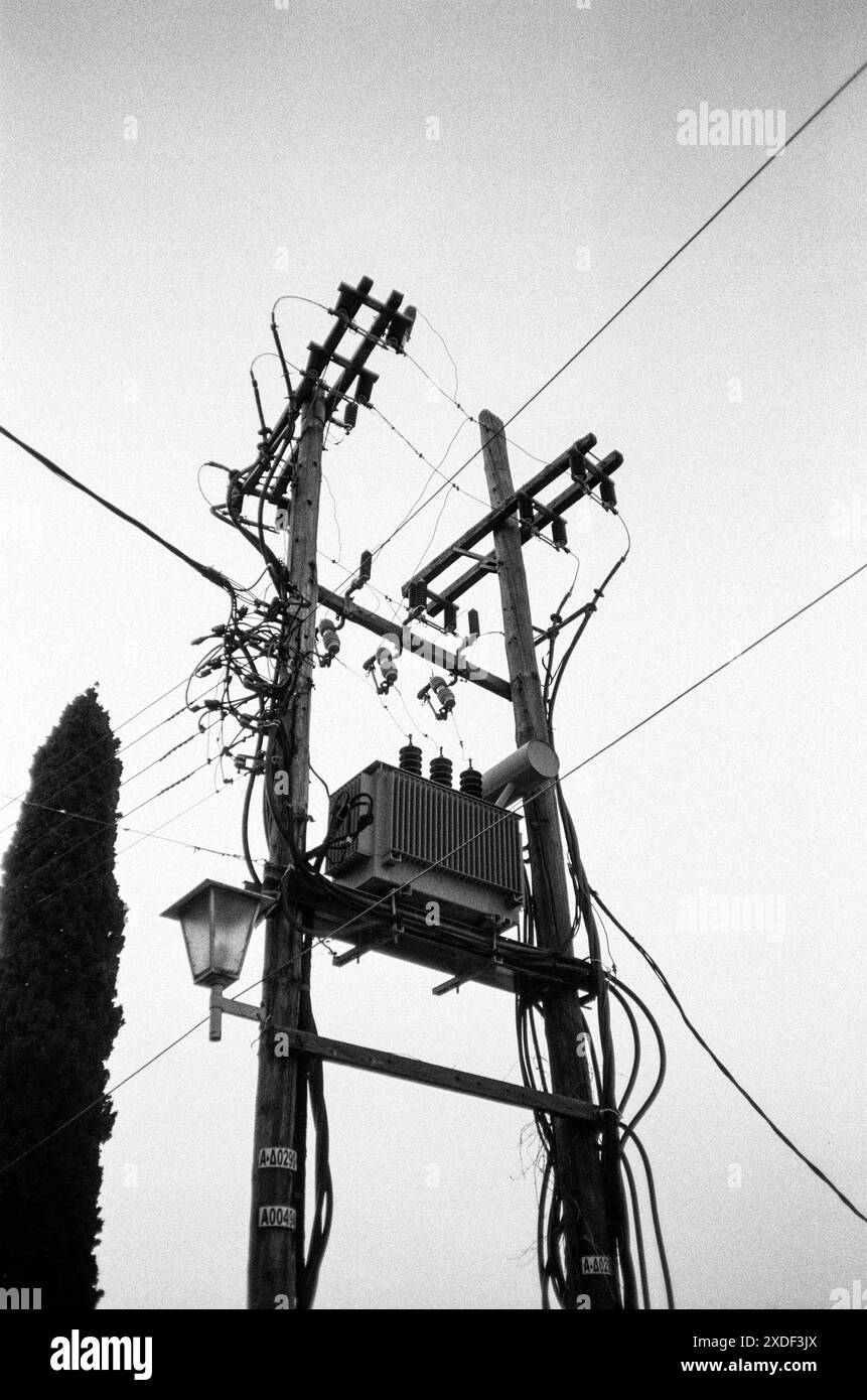 Elektrizitätsmast, Delphi, Griechenland, Europa. Stockfoto