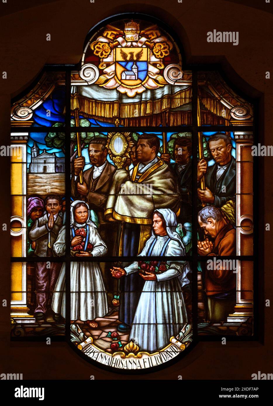 Das Fronleichnamsfest in Fatima. Ein Buntglasfenster in der Basilika unserer Lieben Frau vom Rosenkranz in Fatima, Portugal. Stockfoto