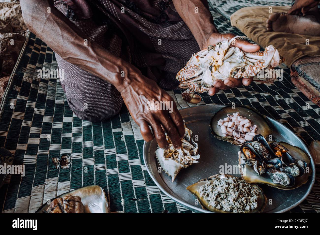 Eine Platte mit frischen Meeresfrüchten, darunter Krabben, Tintenfische, Muscheln und eine lokale Delikatesse in der Detwah Lagoon, Socotra, Jemen Stockfoto