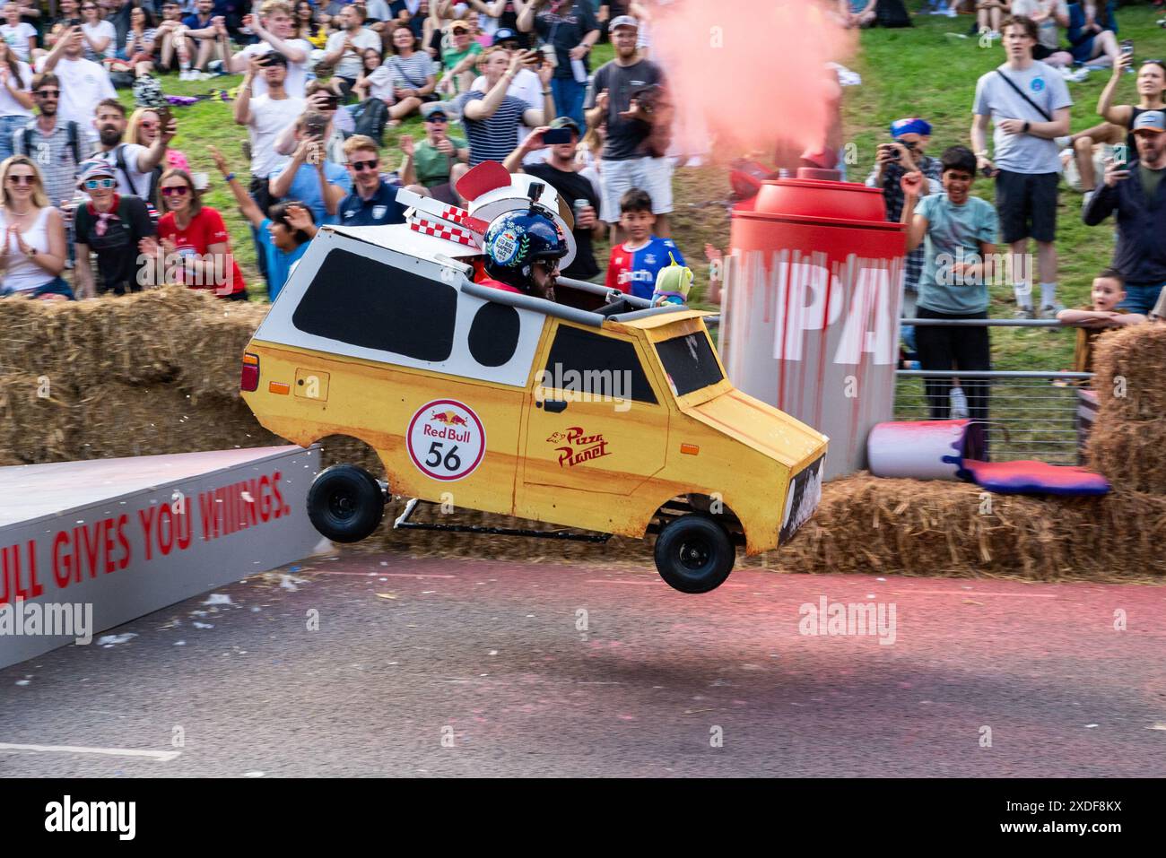 Alexandra Palace, London, Großbritannien. Juni 2024. Seltsame und verrückte Seifenboxen liefen den Hügel hinunter durch den Alexandra Park unterhalb von „Ally Pally“ und über Sprünge, die die Designs und Fahrfähigkeiten der Teams testeten. Eine große Anzahl von handgefertigten Wagen, die rein von der Schwerkraft angetrieben wurden, versuchte, die schnellste Zeit einzustellen. Viele kamen vor der Ziellinie, die kurz nach einer Sprungrampe war, die die schnellsten Wagen hoch in die Luft schleuderte. Team Pizza Zeit Stockfoto