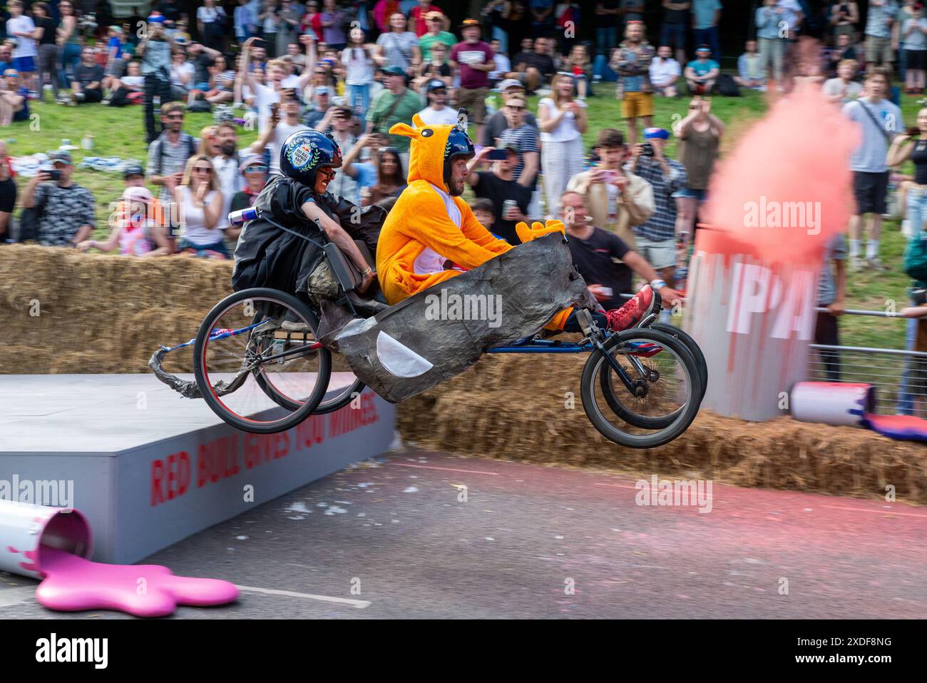 Alexandra Palace, London, Großbritannien. Juni 2024. Seltsame und verrückte Seifenboxen liefen den Hügel hinunter durch den Alexandra Park unterhalb von „Ally Pally“ und über Sprünge, die die Designs und Fahrfähigkeiten der Teams testeten. Eine große Anzahl von handgefertigten Wagen, die rein von der Schwerkraft angetrieben wurden, versuchte, die schnellste Zeit einzustellen. Viele kamen vor der Ziellinie, die kurz nach einer Sprungrampe war, die die schnellsten Wagen hoch in die Luft schleuderte. Team Känguru Jackaroos Stockfoto