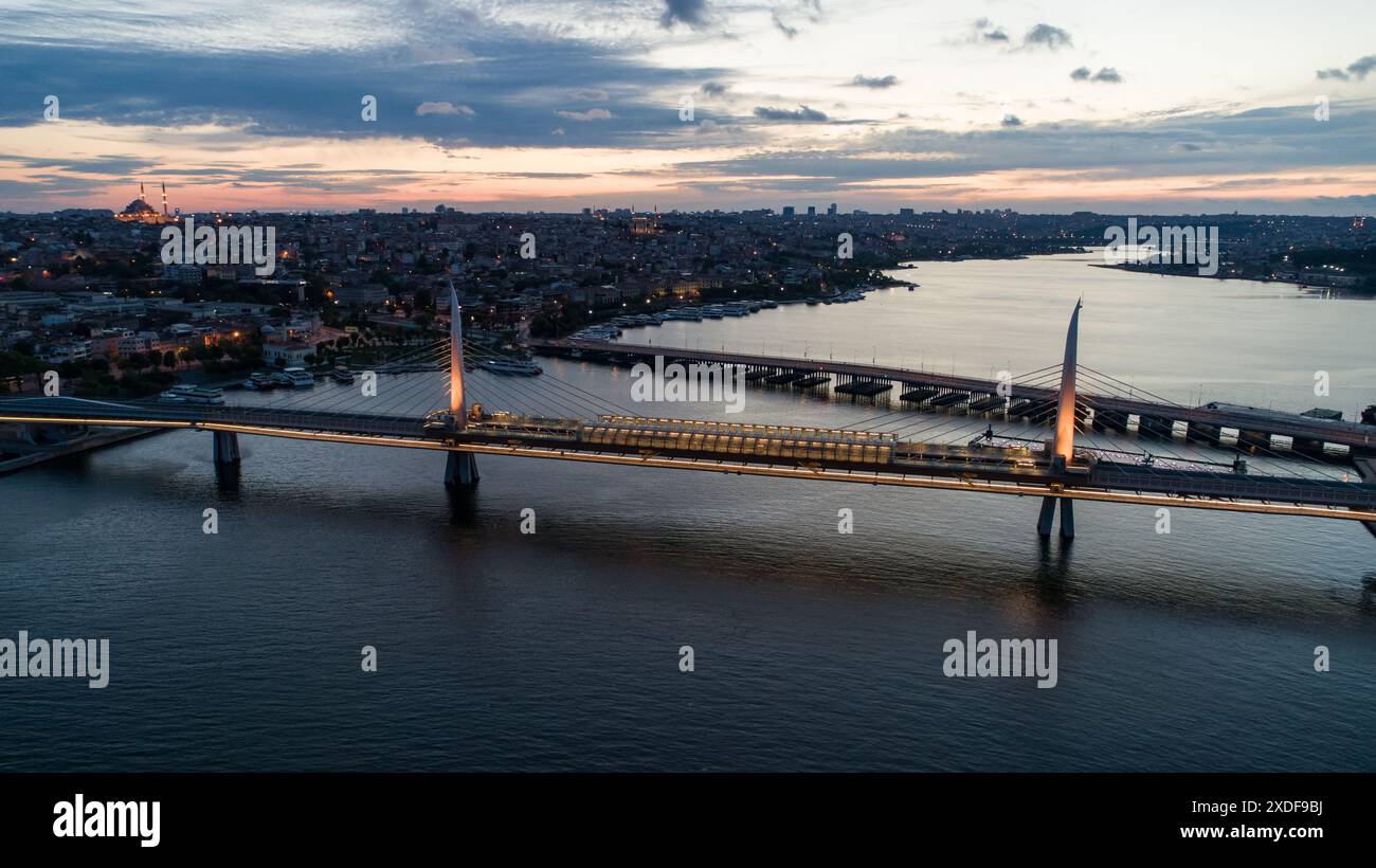 Panoramaaufnahme bei Sonnenuntergang mit Metro Bridge am Goldenen Horn Stockfoto