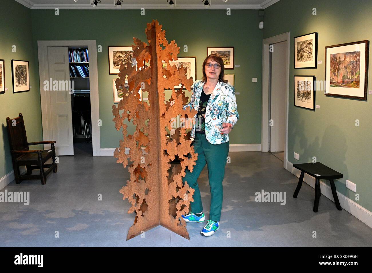 Edinburgh, Schottland, Großbritannien. Juni 2024. Die Scottish Gallery in der Dundas Street, neue Ausstellung unter den Bäumen. Andrea Geile mit ihren Skulpturen, die sowohl in der Galerie als auch im Garten ausgestellt sind. Quelle: Craig Brown/Alamy Live News Stockfoto