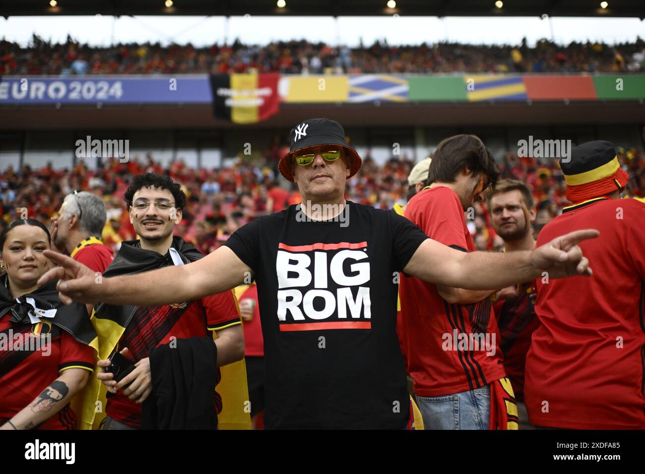 Köln, Deutschland. Juni 2024. Belgische Fans auf der Tribüne, einer mit einem T-Shirt mit Big Rom für Romelu Lukaku, vor einem Fußballspiel zwischen der belgischen Fußballnationalmannschaft Red Devils und Rumänien am Samstag, den 22. Juni 2024 in Köln, Deutschland, das zweite Spiel in der Gruppenphase der Europameisterschaft 2024. BELGA FOTO DIRK WAEM Credit: Belga News Agency/Alamy Live News Stockfoto