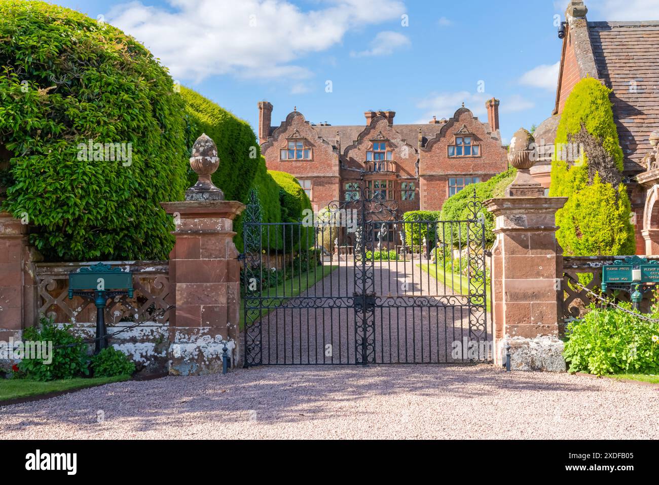 Vorderansicht eines englischen Herrenhauses, attraktives englisches Herrenhaus Stockfoto