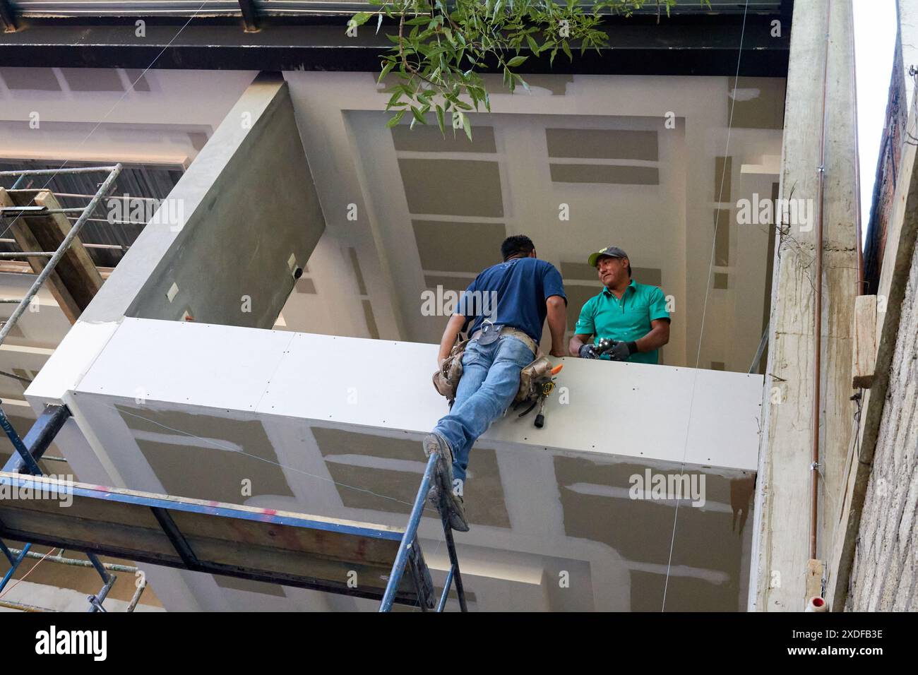 Mexikanische Bauarbeiter beendeten das Innenhaus Stockfoto