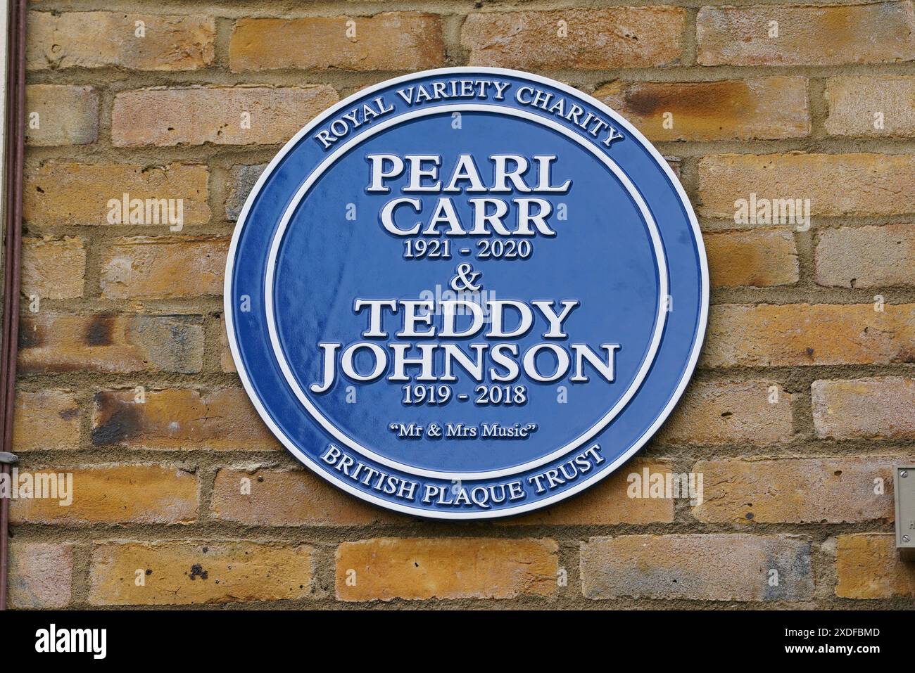 Eine blaue Gedenktafel zum Gedenken an Pearl Carr und Teddy Johnson wurde während einer Zeremonie auf dem Gelände des Wohnheims der Royal Variety Charity, Brinsworth House in Twickenham, enthüllt. Bilddatum: Samstag, 22. Juni 2024. Stockfoto