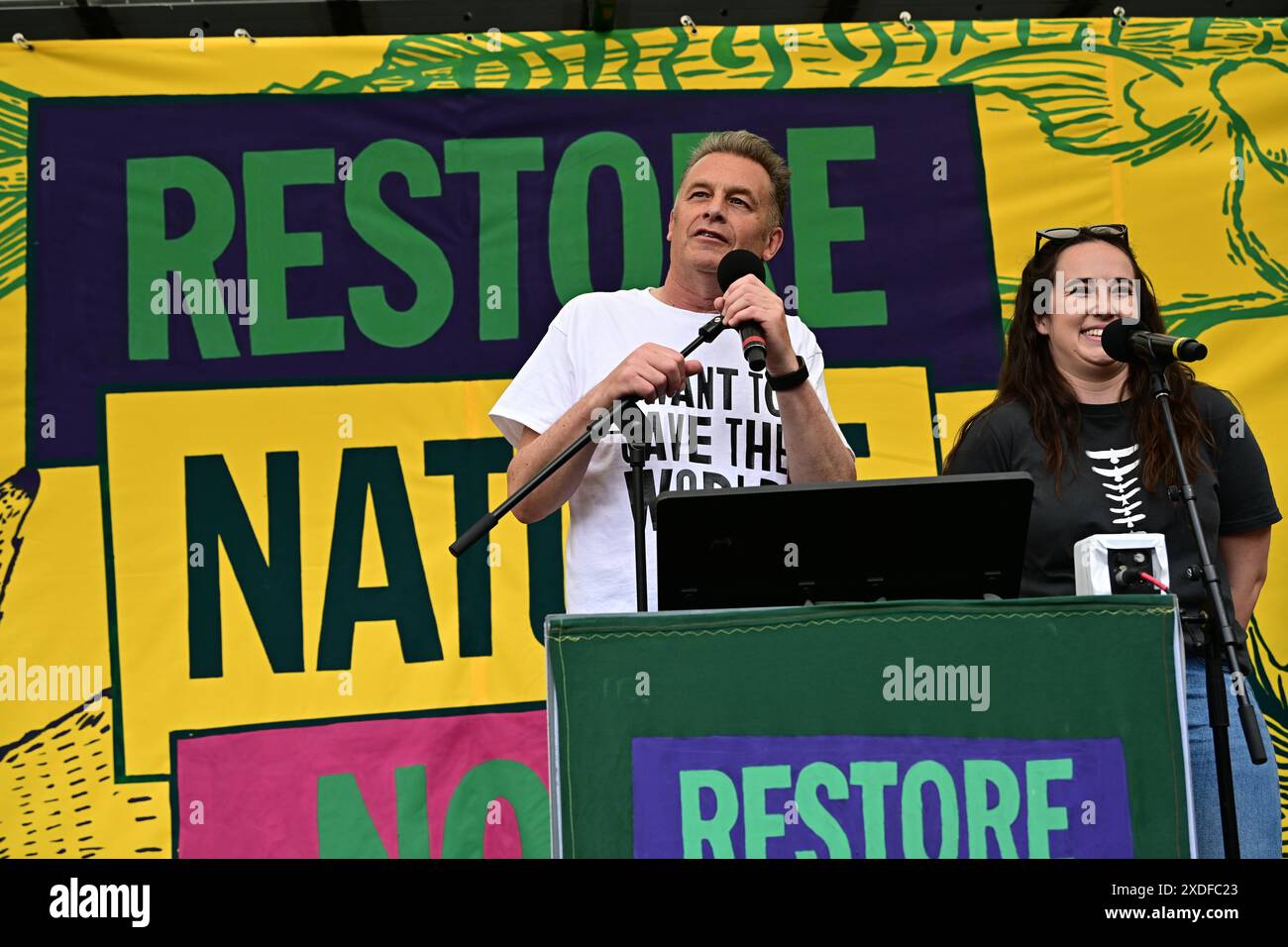 LONDON, GROSSBRITANNIEN. Juni 2024. Chris Packham UND Megan McCubbin bei der Restore Nature Now Rallye am Parliament Square in London, Großbritannien. Quelle: Siehe Li/Picture Capital/Alamy Live News Stockfoto