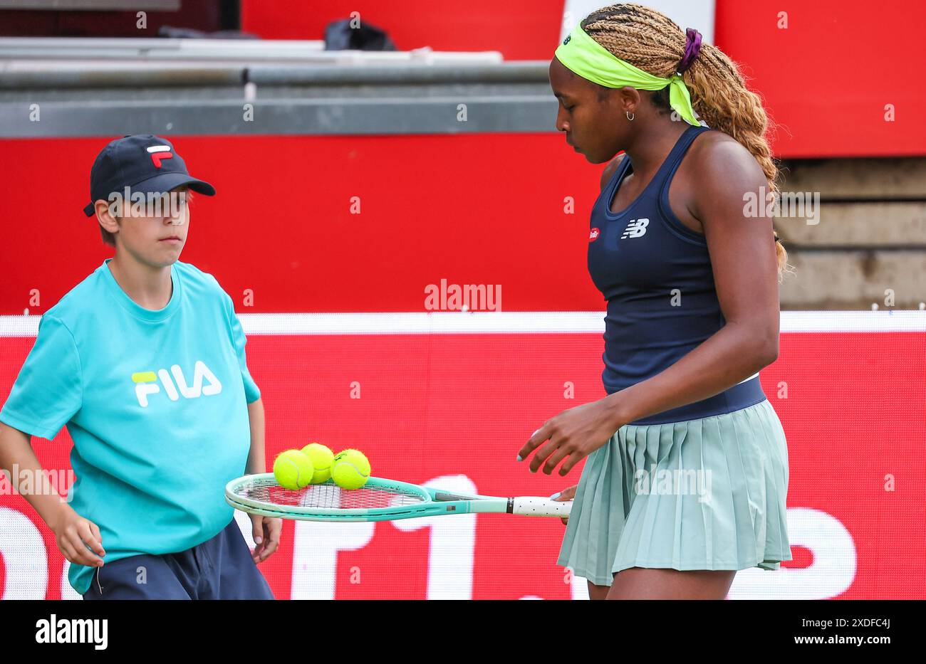 Berlin, Deutschland. Juni 2024. Tennis: WTA Tour, Singles, Damen, Halbfinale, Gauff (USA) - Pegula (USA), Steffi Graf Stadium. Coco Gauff bereitet sich auf das Servieren vor. Darlegung: Andreas Gora/dpa/Alamy Live News Stockfoto