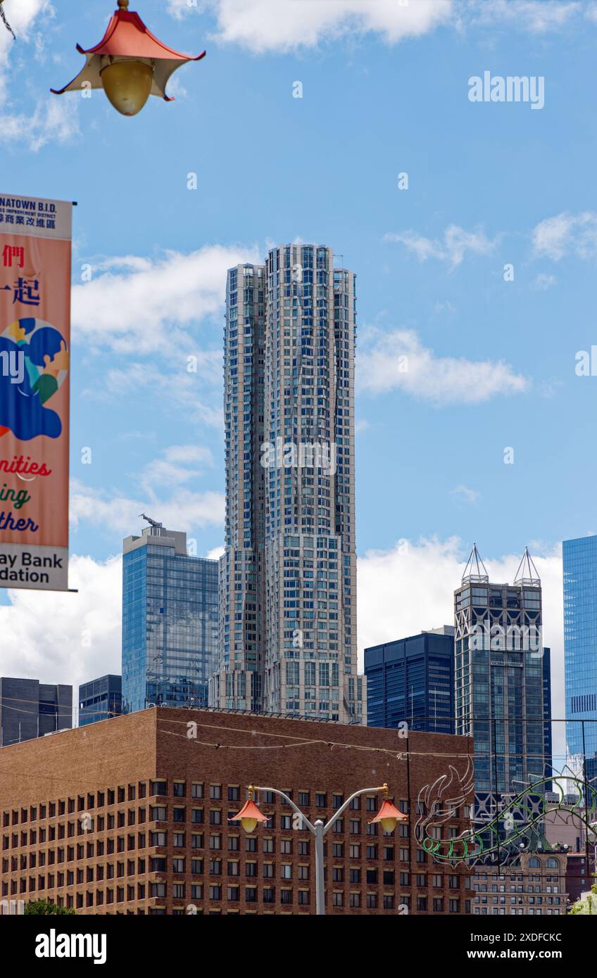 Die hügelige Stahlfassade der 8 Spruce Street, früher „New York by Gehry“, von Chinatown aus gesehen. Stockfoto