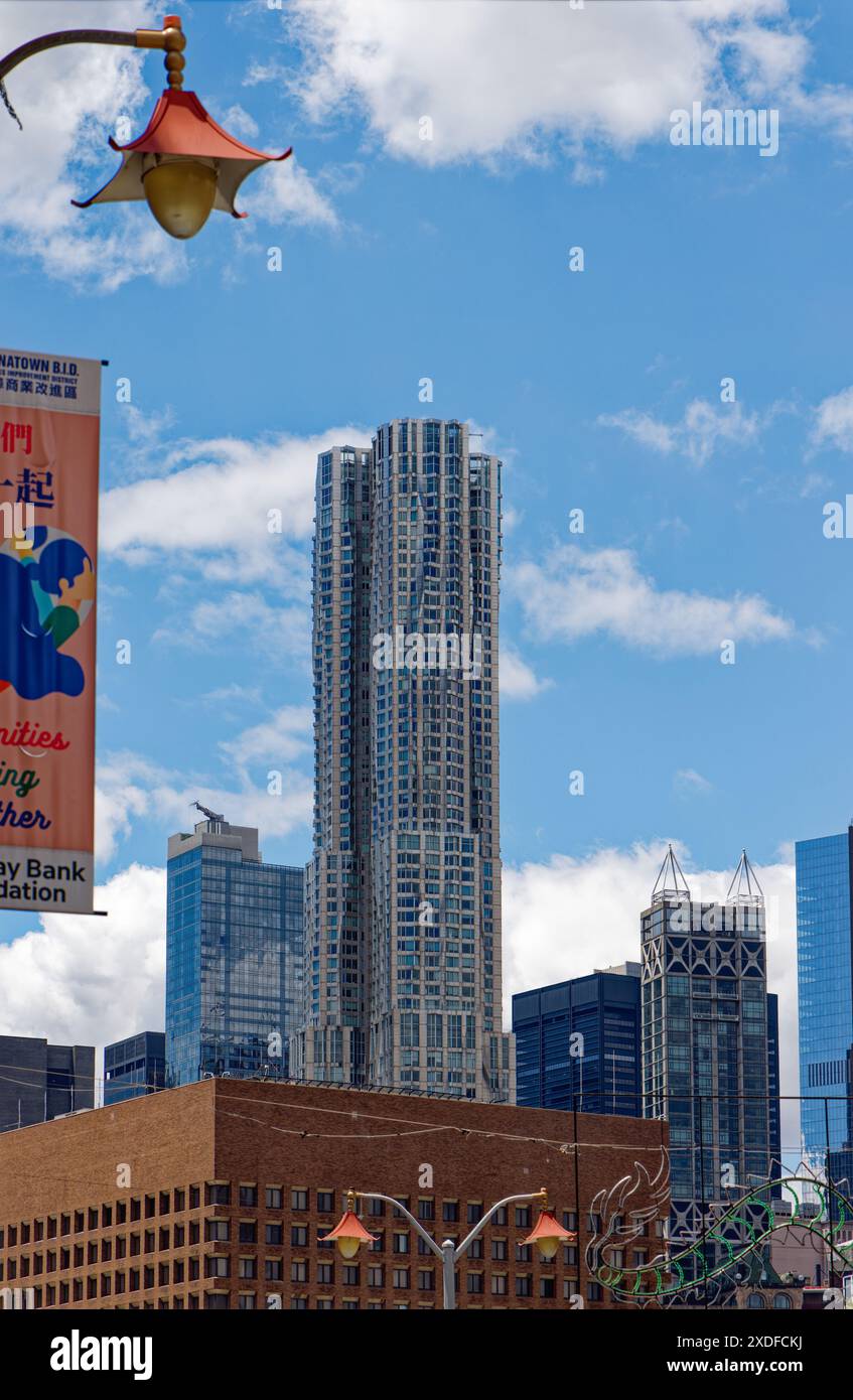 Die hügelige Stahlfassade der 8 Spruce Street, früher „New York by Gehry“, von Chinatown aus gesehen. Stockfoto