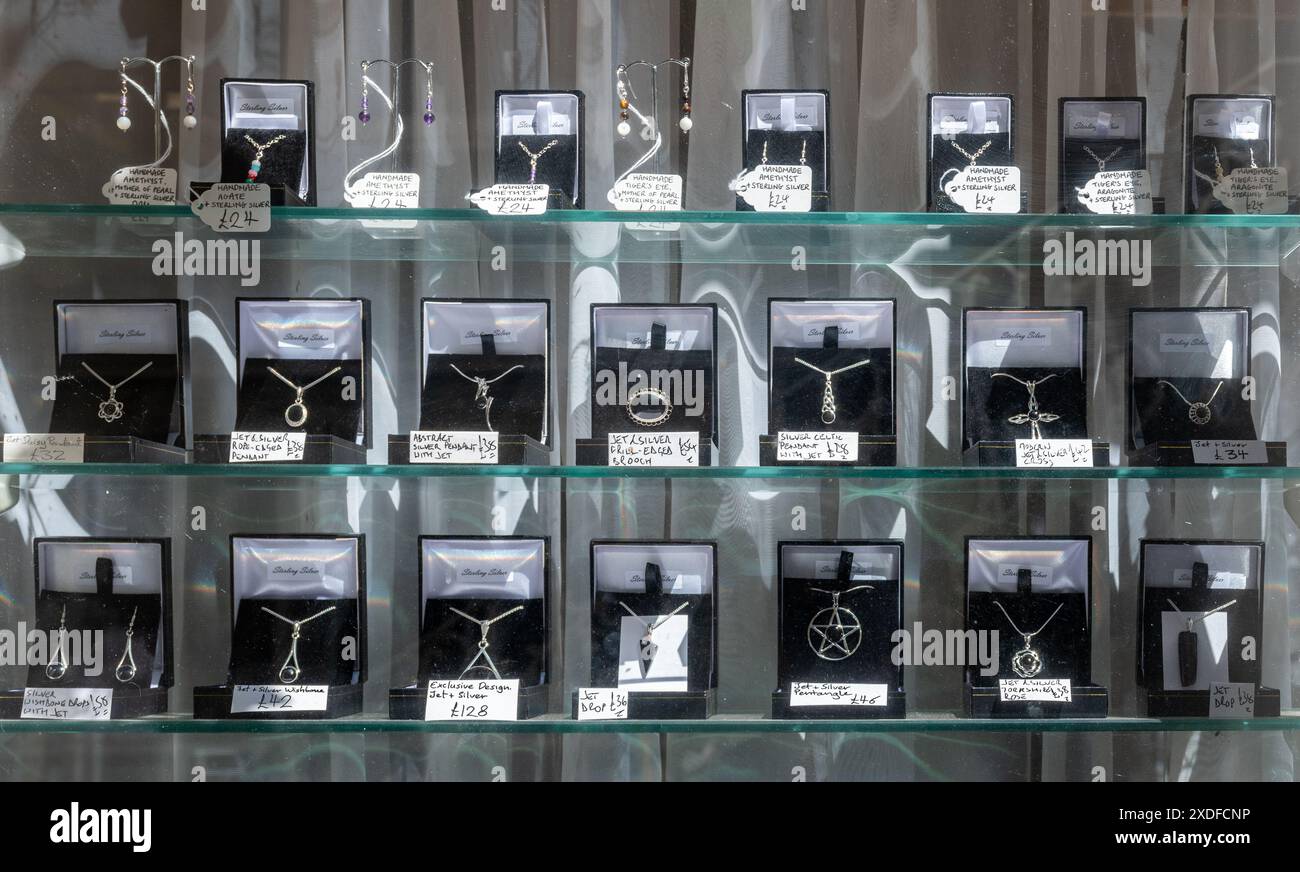 Whitby Jet Schmuck im Schaufenster in North Yorkshire, England, Großbritannien Stockfoto